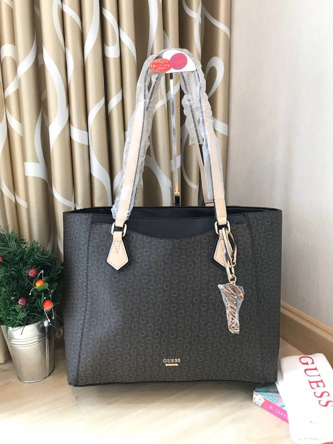 GUESS Factory Women's Diem Logo-Print Tote กระเป๋าถือหรือสะพายไหล่ ใบใหญ่ pu. เนื้อดี ลายแบรนด์ รอบใบ พร้อมพวงกุญแบรนด์ ภายในแบ่งช่องเป็นสัดส่วน จุได้เยอะ ใส่ A4 ได้ หูหิ้วสะพ่ยไหล่ได้ค่ะ