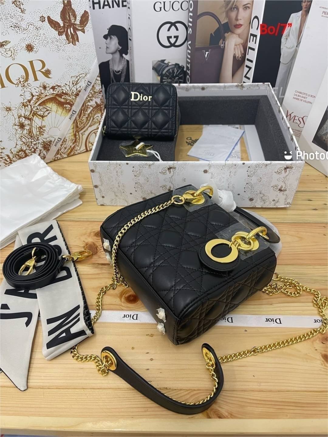DIOR SET BAG / DIOR CD LADY BAG / CD LIMITED EDITION GIFT BOX WITH GOLD STAR BOUTIQUE SET พร้อมเสิร์ฟครบชุด น่ารักมากค่ะ ดีไซน์เรียบง่าย แต่แฝงไปด้วยความหรูหรา ทรงกล่องคลาสสิค มีหูจับในตัวและสายครอสบอดี้สุดเลิศ
