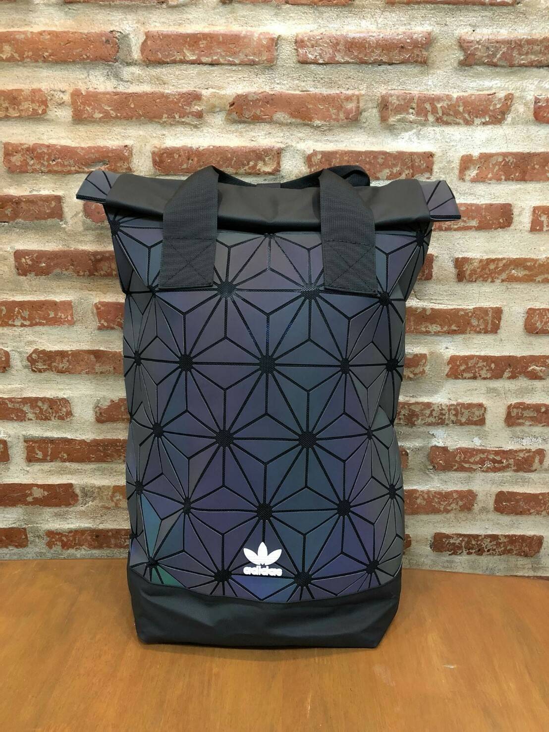Adidas Originals BP Roll Top 3D Mesh 2017 Backpack Bag DH0100 กระเป๋าเป้สะพายหลัง สีใหม่ ดีไซน์แบบ 3 มิติ วัสดุ polyurethane ใช้ลูกเล่นของเหลี่ยม และมุมเชื่อมเข้าหากัน การออกแบบกระเป๋าเป็นเหมือนถุงทรงสูง ส่วนปากกระเป๋า เปิดปิดแบบตีนตุ๊กแกม้วนพับ และติดกระ