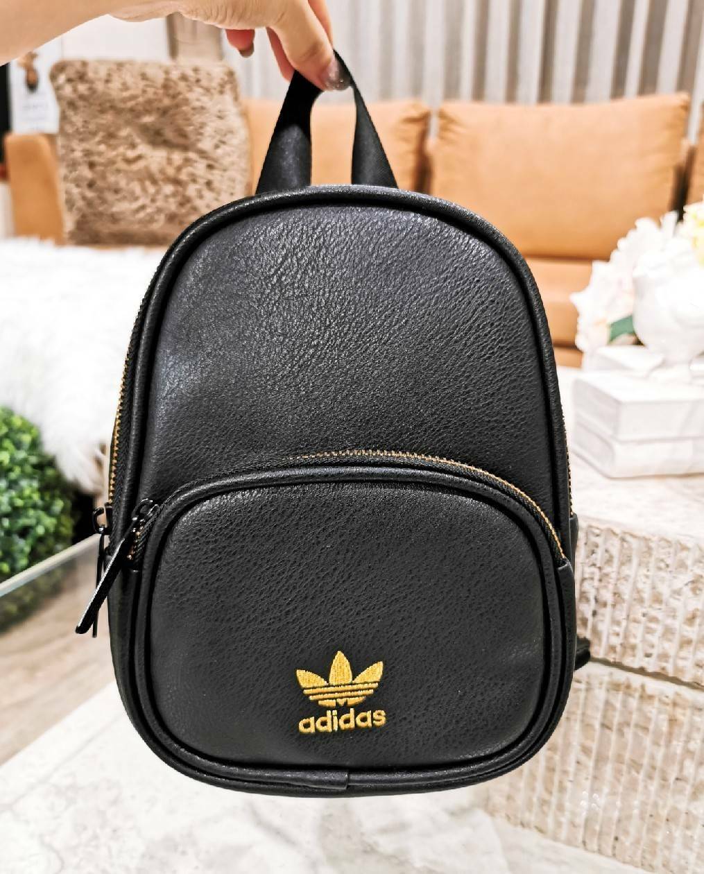 ADIDAS MINI BAGPACK กระเป๋าเป้สไตล์ Sport ขนาดมินิ กำลังน่ารัก น้ำหนักเบา ด้านหน้ามีโล้โก้และช่องซิป เปิดปิดด้วยซิปสะดวกใช้หัวซิปแบรนด์ ภายในมีโลโก้และช่องใส่ของ มีหูจับถนัดมือ สายสะพายเลื่อนปรับระดับได้ freesize ไอเท็มใหม่ดีไซน์สุดฮิต พร้อมส่งที่ไทยในราค