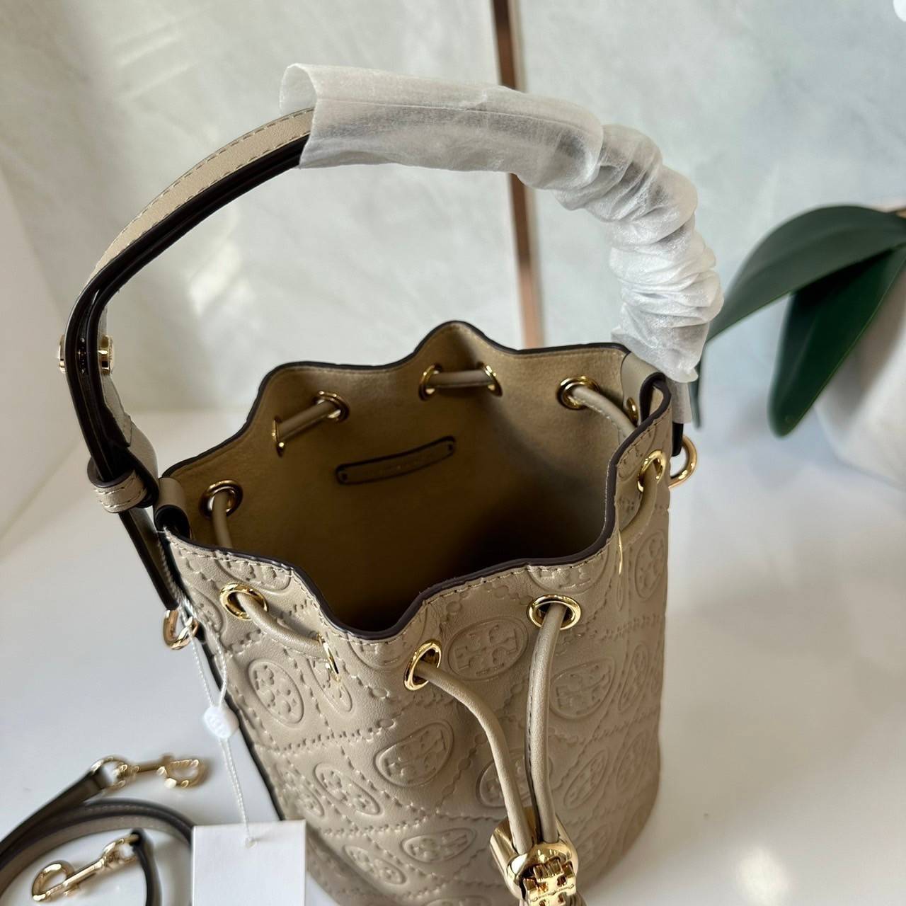 TORY BURCH mini T Monogram leather bucket bag กระเป๋าบัคเกต ไซต์ mini คอลเลกชันหนัง T Monogram ลายซิกเนเจอร์หนังปั้มลายนูน