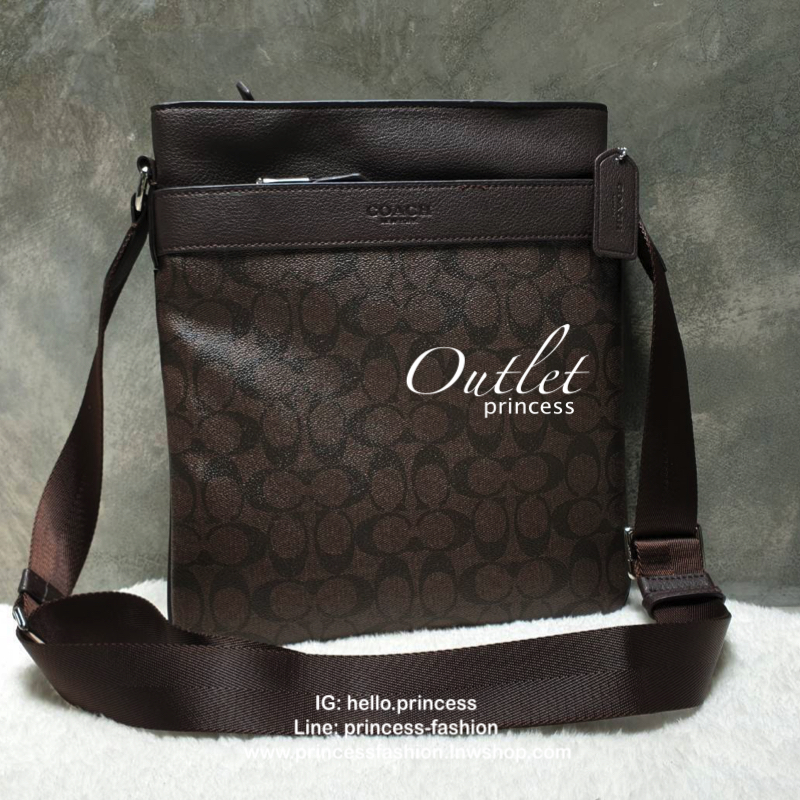 Coach crossbody bag กระเป๋าสะพายข้าง crossbody สำหรับคุณผู้ชาย วัสดุหนังลาย signatire brand แบรนด์ ด้านหน้ามี 2 ช่องซิป ด้านหลังมีช่องใส่ ภายในแบ่งเป็น 2 ช่อง ใส่ wallet ยาว มีช่อง ใส่ tablet พร้อมกระดุมล็อค ใบนี้ใส่ของได้จุ เป็นสัดส่วย สายสะพายยาวปรับระด