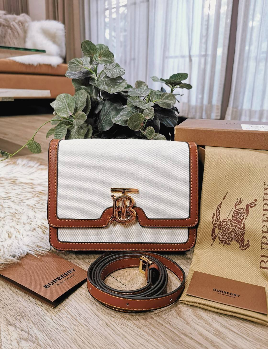BURBERRY FRAGRANCES CROSSBODY BAG VIP GIFT WITH PURCHASE (GWP) พรีเมี่ยมกิ๊ฟ Limited Edition จากน้ำหอม BURBERRY วัสดุ Canvas & Leather ทรงเหลี่ยมสวยหรูอยู่ทรงมีโลโก้แบรนด์ด้านหน้า เปิดปิดด้วยฝาปิดมีสัญลักษณ์รูปตัวB ภายในมีช่องแบ่งเป็นสัดส่วนสามารถใส่มือถื