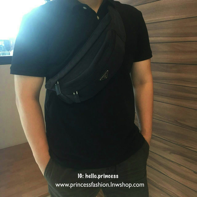 New Must Have Now อีกหนึ่งรุ่น Prada เหมาะกับท่านชาย เป็นอย่างยิ่ง กับกระเป๋าคาดอก / คาดเอว ทรงสวย จากงานพรีเมี่ยมกิ้ฟจากแบรนด์ PRADA ทรงฮิต วัสดุผ้า NYLON คุณภาพดี กันน้ำ100% ใส่ของได้หลากหลาย ตัวกระเป๋าอะไหล่สีเงิน ตัวล้อคปั้มจมแบรนด์สุดหรู ด้านมาพร้อมซ