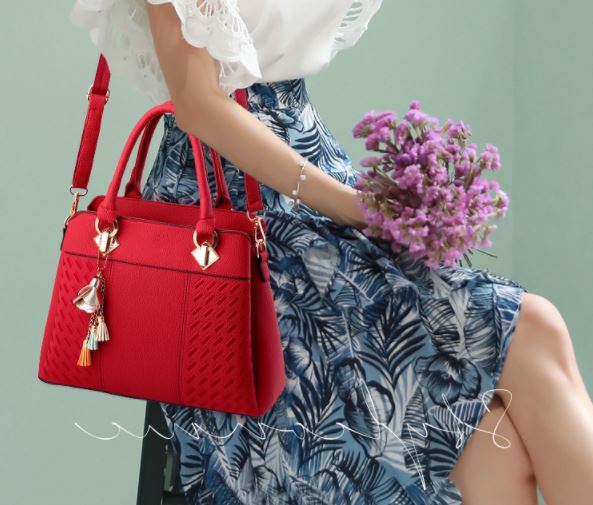 กระเป๋าสะพายข้างผู้หญิง กระเป๋าถือ ทรงคุณนาย กระเป๋าหนังแบบผู้ใหญ่ วัยทำงาน แต่งพู่ เพิ่มสีสัน แยก 3 ช่อง 802542