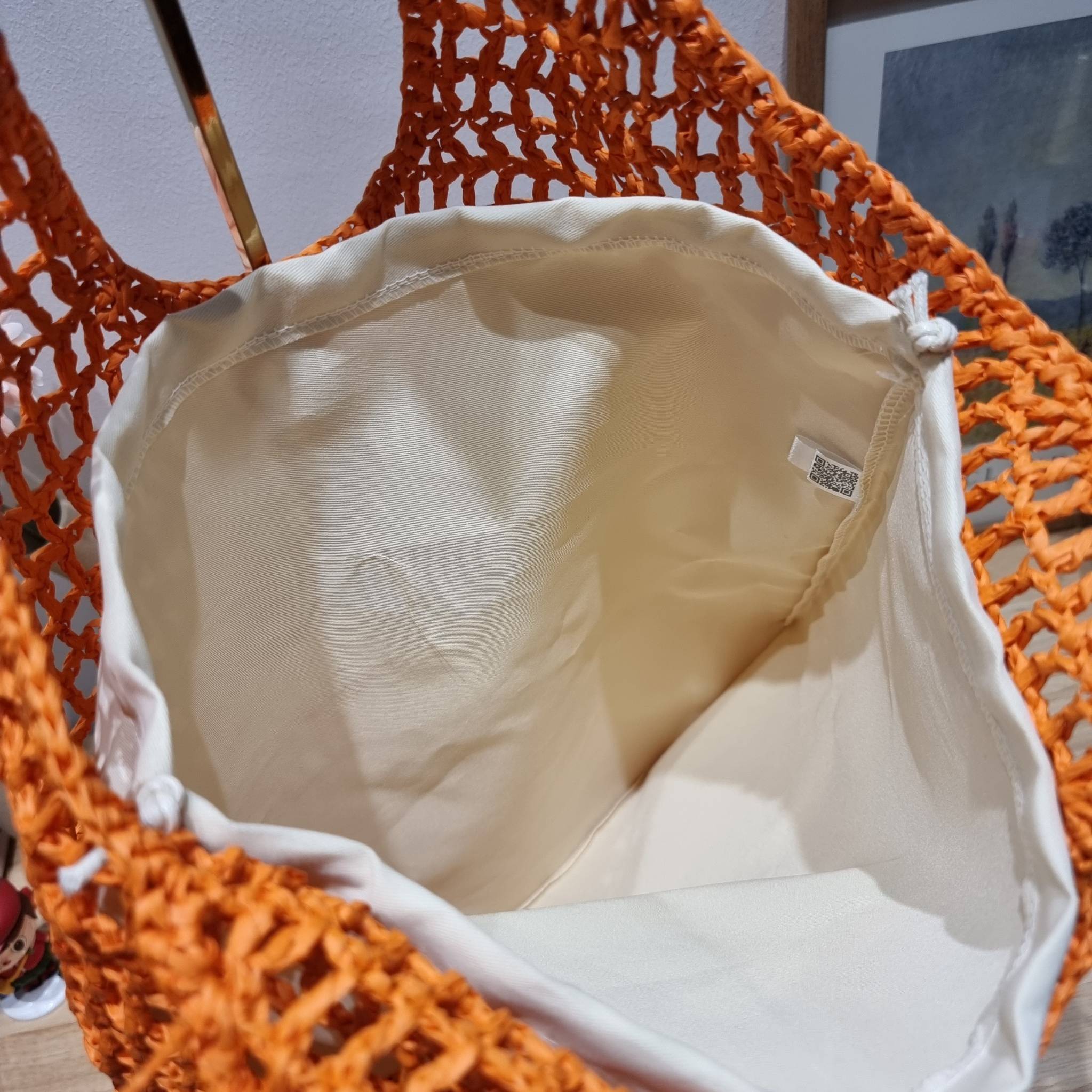 PRADA RAFFIA TOTE BAG สวยไม่ซ้ำใคร สไตล์บีช เหมาะมากกับการสะพายไปเที่ยวทะเล หรือจะใช้ในวันสบายๆก็ตอบโจทย์ กับกระเป๋าสะพายสานใบใหญ่ ตัวกระเป๋าเป็นวัสดุสังเคราห์จากธรรมชาติ สานทอเต็มใบออกมาเป็นลวดลายสวยงาม