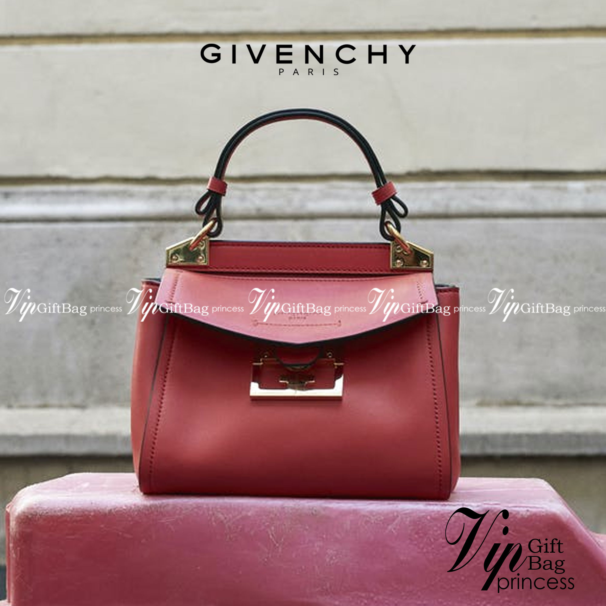 หนังแท้ Givenchy Mini Mystic Calfskin Leather Satchel / Givenchy Top Handle Bag กระเป๋ารุ่นใบใหม่จากแบรนด์หรู การออกแบบเชิงมุมโดดเด่นด้วยแผ่นปิดสามเหลี่ยมที่มีรายละเอียดพร้อมการปิดด้วยแม่เหล็ก double-G พกติดตัวไว้ที่หูหิ้วด้านบนหรือสวมสายสะพายทรงเรียวเพื่