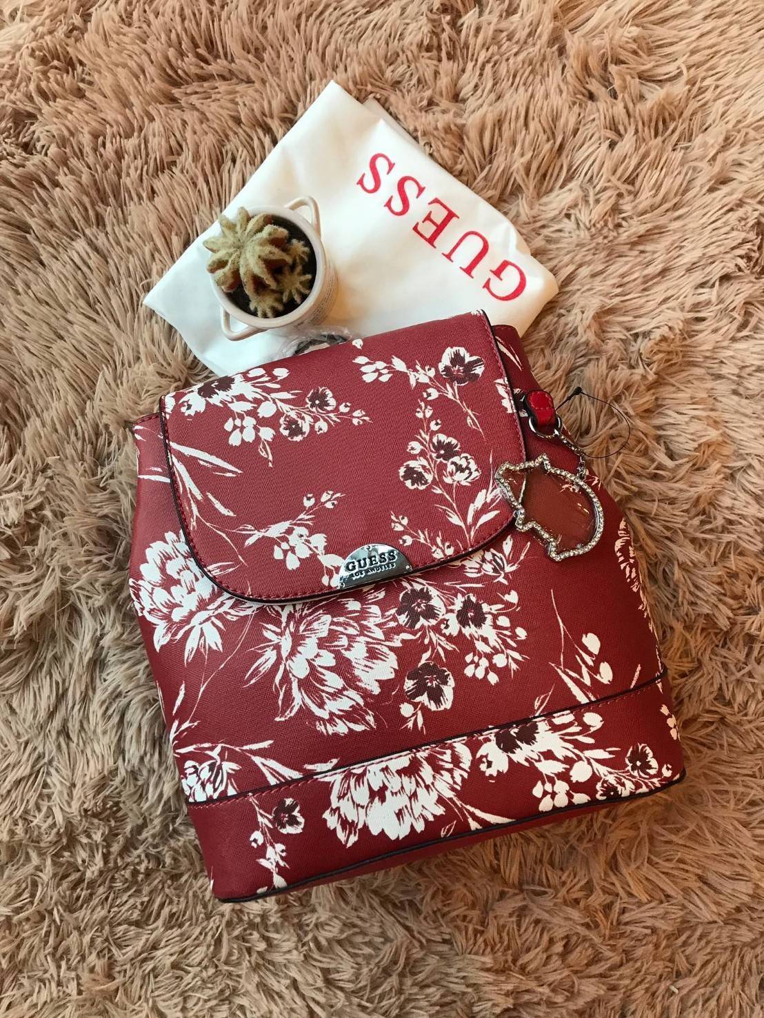 GUESS CASSIA LOGO BACKPACK รุ่นใหม่ชนช้อป!! กระเป๋าเป้สะพายขนาดกลาง ตั้งอยู่ทรงสวย เปิดปิดด้วยกระดุมแม่เหล็ก ขยายปากกระเป๋าได้ด้วยกระดุมทั้ง2ด้าน ภายในบุผ้ามีลายsignatureแบรนด์ มีช่องซิปแยกจากช่องใหญ่ ด้านหลังมีช่องซิปเพิ่มใช้งานได้จริง สายสะพายปรับความยา