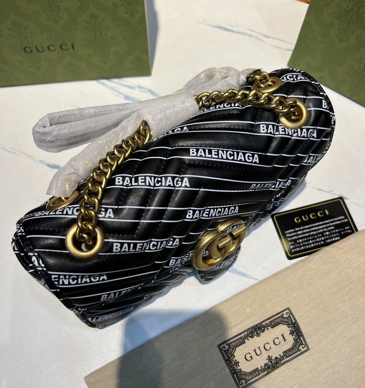 หนังแท้ GUCCI The Hacker Project small GG Marmont bag Balenciaga print leather คอลเลคชั่นผสมผสานเอกลักษณ์ความหรูของ 2 แบรนด์ดัง ที่ยอดขายดีตั้งแต่วันแรกที่ลง shop ด้วยรูปทรงที่กะทัดรัด ตอบโจทย์ได้ทุกลุค ทุกไลฟ์สไตล์ ใช้งานได้ง่ายคล่องตัว เรียกได้ว่าใครไม่