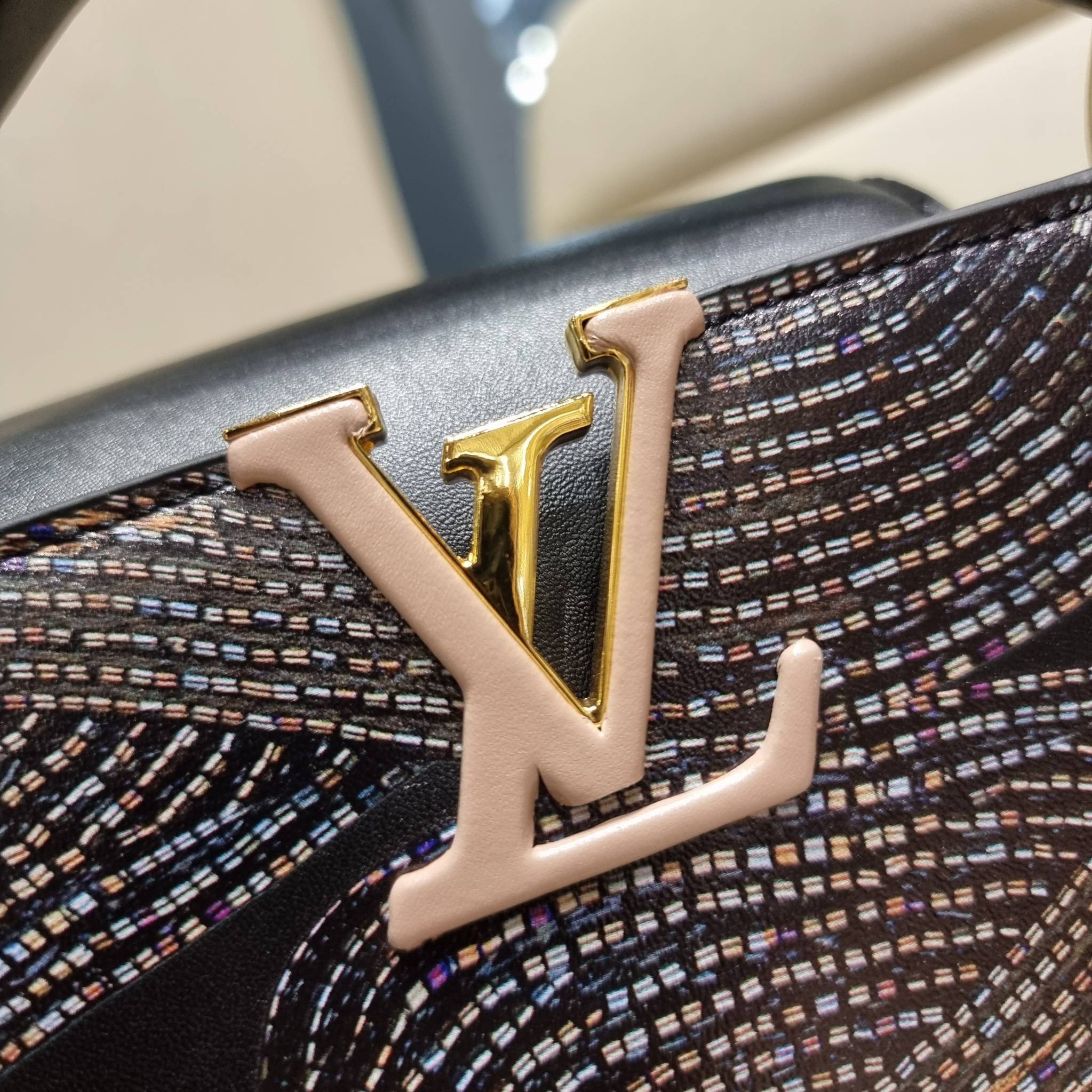 LV capucines top handle วีไอพีพรีเมี่ยมกิ๊ฟจากเคาน์เตอร์ ที่สุดของความสวยในราคาเบาๆ กระเป๋าถือสุดหรู ดีไซน์ทรงคลาสสิค พร้อมลวดลายหรูหรา มาพร้อมหูจับในตัว ด้วยรูปทรงวินเทจและวัสดุหนังแท้ ขับผิว ทำให้ไอเท็มนี้สะกดทุกสายตาจริงๆ และยังมีลูกเล่นที่ฝาปิดกระเป๋า