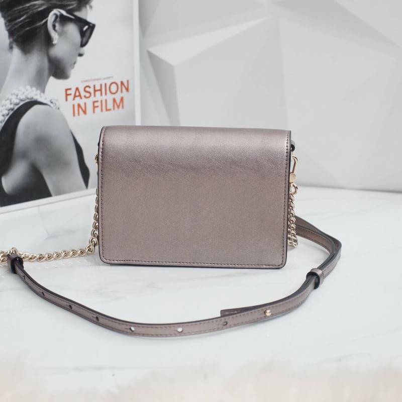 ทรงน่ารักมาก ใบเล็ก สี Glitter ✨ Limited รับ (summer) **KEEPBAG_Aris กระเป๋าใบใหม่เอาใจสาวทุกสไตล์เลยค่ะ 🌈🌈Summer นี้ ใครกำลังมองหากระเป๋าใบเล็กกะทัดรัด เหมาะกับทุกๆวัน ใช้งานง่าย ใส่ของครบใบนี้แนะนำเลยค่า น้ำหนักเบา สะพายไม่เจ็บไหล