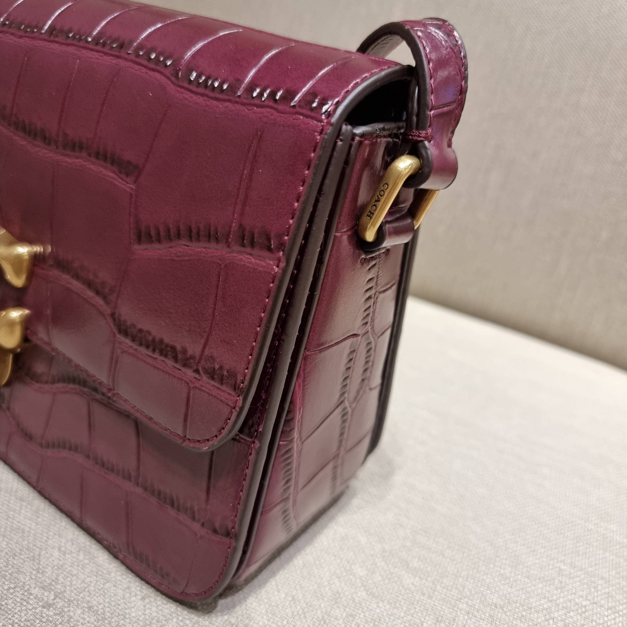 OUTLET 】COACH STUDIO SHOULDER BAG IN SIGNATURE CANVAS (C6639 C6640) สีใหม่รับความเฮง กับคอลเลคชั่นใหม่สุดอีกหนึ่ง!! มาแบบเลิศๆหรูๆมากแม่ กระเป๋าสะพายข้างลุคไฮน์ ที่ดีไซน์ออกมาได้ปัง และดูแพงมากๆ ด้วยดีเทลคลาสสิคผสานความเป็นเอกลักษณ์ เรียบง่ายแต่แฝงความมีด