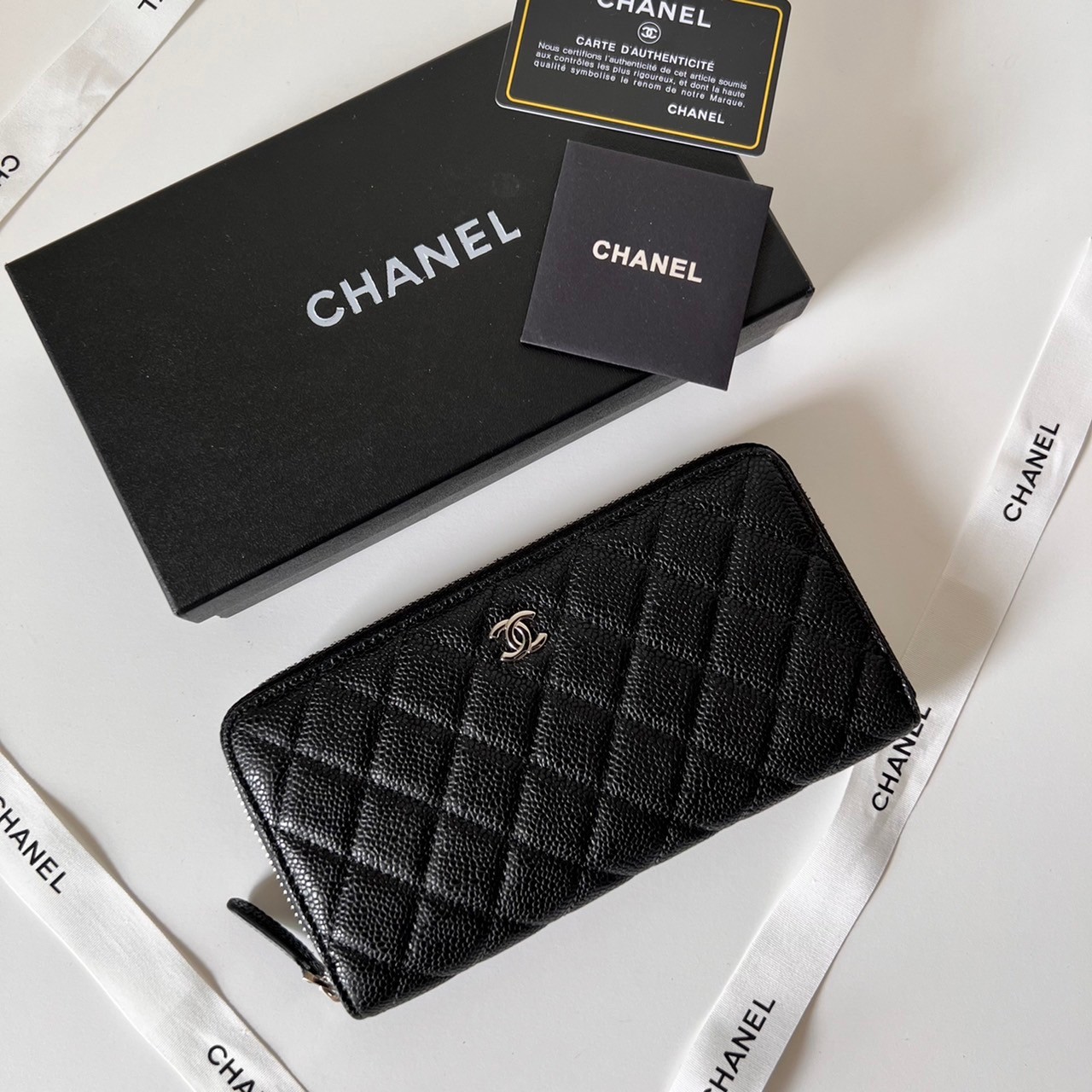 หนังแท้ CHANEL LONG WALLET รุ่นยอดนิยมไอเท็มฮิตวัสดุหนังคาเวียร์สวยคลาสสิคเปิดปิดด้วยฝาปิดกระดุมด้านหน้ามีโลโก้แบรนด์อะไหล่ทอง/เงินสวยหรู ภายในสีแดงเบอกันดี้ มีช่องซิปด้านในเรียกว่าใบเดียวจบ เป็นใบยอดนิยมของสาวๆ เลยค่าา พร้อมส่งที่ไทยไม่ต้องรอพรีฯ สาวก Ch