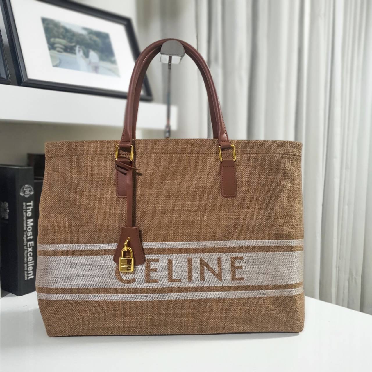 พร้อมส่งที่ไทยกับ CELINE TOTE BAG VIP GIFT WITH PURCHASE (GWP) พรีเมี่ยมกิ๊ฟ Limited Edition จาก PERFUME DUTYFREE COUNTER กระเป๋าสะพายทรง TOTE สุดชิค วัสดุผ้าแคนวาสเต็มใบสกรีนโลโก้แบรนด์ด้านหน้า ด้านในมีข่องใส่ของโล่งกว้าง ใส่ Notebooks ได้ พร้อมช่องซิปอี