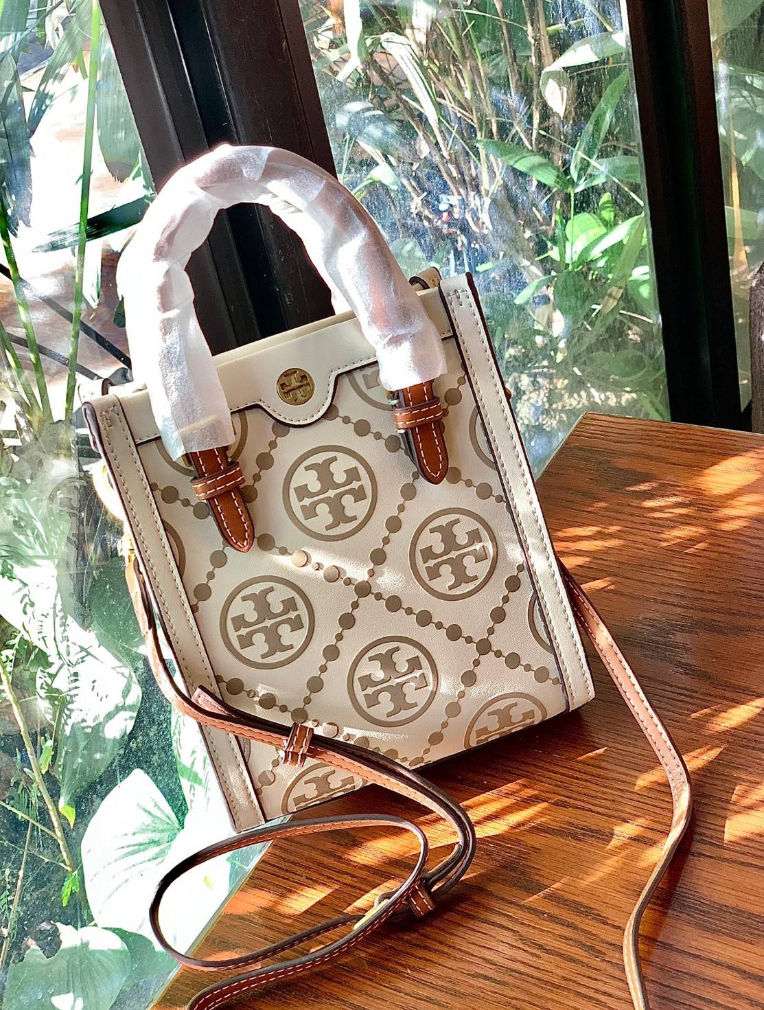 สีใหม่ล่าสุด ผู้ดีมาเลยยจ้าา จำนวนจำกัด! TORY BURCH T MONOGRAM CONTRAST EMBOSSED MINI TOTE 🥂พร้อมส่ง มาอัพลุคให้ดูดีไปพร้อมๆกัน กับกระเป๋าทรงTote ที่ไม่ว่าวันไหนๆ ใบนี้เอาอยู่เลยค่ะ