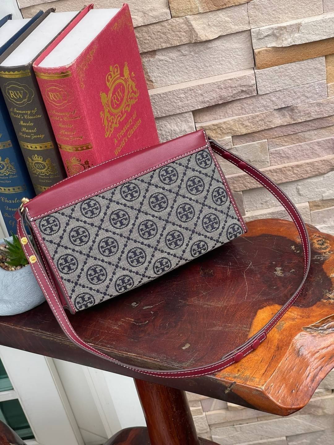 Tory burch t monogram jacquard mini pouchette ปังไม่หยุดกับลวดลาย T Monogram ที่มารังสรรค์ลงบนไอเท็มต่างๆ ในคอลเล็กชั่นต่างๆ สำหรับในรุ่นนี้มาในทรง mini pouchette ที่ได้ดีไซน์น่ารักๆแบบลุคช์ไฮโซ ที่สามารถปรับสายสั้นยาวได้ด้วยกระดุมสแน็ป ต่างออกไปกับคอลเลค