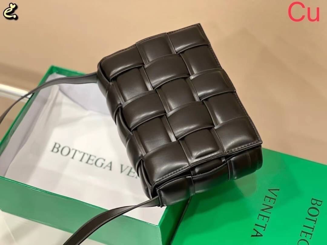BOTTEGA VENETA PADDED CASSETTE BAG สร้างสรรค์ให้ไอเท็มนี้ดูหรู ดูแพง ใบจริงสวยมาก ใช้ได้ทั้งชายหญิง มาจำนวนจำกัด รีบตำกันน้า ไม่อยากให้พลาดเลยจ้า