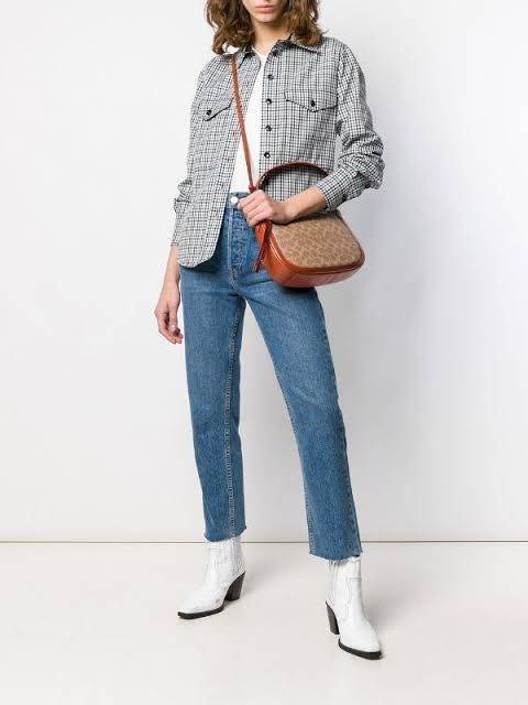 COACH SUTTON CROSSBODY IN SIGNATURE BAG กระเป๋าถือหรือสะพายไหล่ ทรงสวย วัสดุหนังแท้ เนื้อนิ่ม พร้อมพวงกุญแจหนัง เปิดปิดแบบซิป ภายในกว้าง ใส่ wallet ยาว และของใช้ได้เยอะ มีช่องเล็ก พร้อมสายสะพายยาวถอด ปรับได้ค่ะ Dont's miss!!