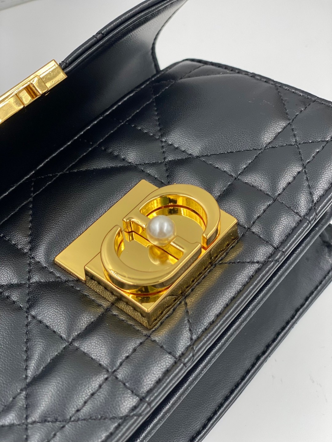 Mini Dior Ange Bag Macrocannage CD clasp with white resin pearl กระเป๋าถือพร้อมสายสะพาย ประดับตัวล็อคมุก สวยงามเหนือกาลเวลา เกรดออริ 1:1 ใช้งานต่างประเทศได้