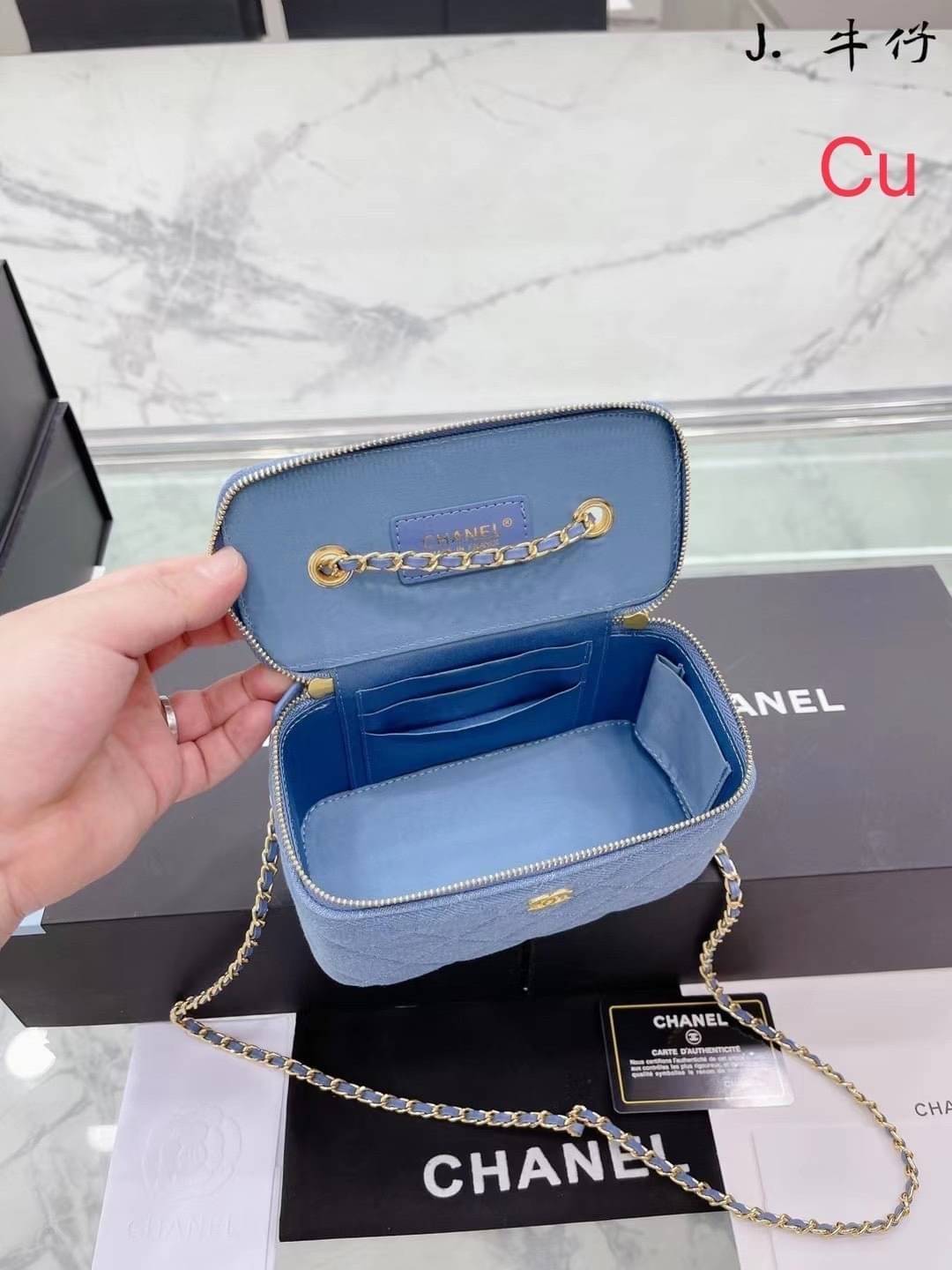 Chanel Pearl Crush Mini Vanity in Denim / Chanel Vanity crossbody bag กระเป๋าทรงกล่องใบเล็กน่ารัก มี 2 ขนาด งานเดนิมสวย ตอบโจทย์และครองใจสาวๆ ได้อย่างแท้จริง