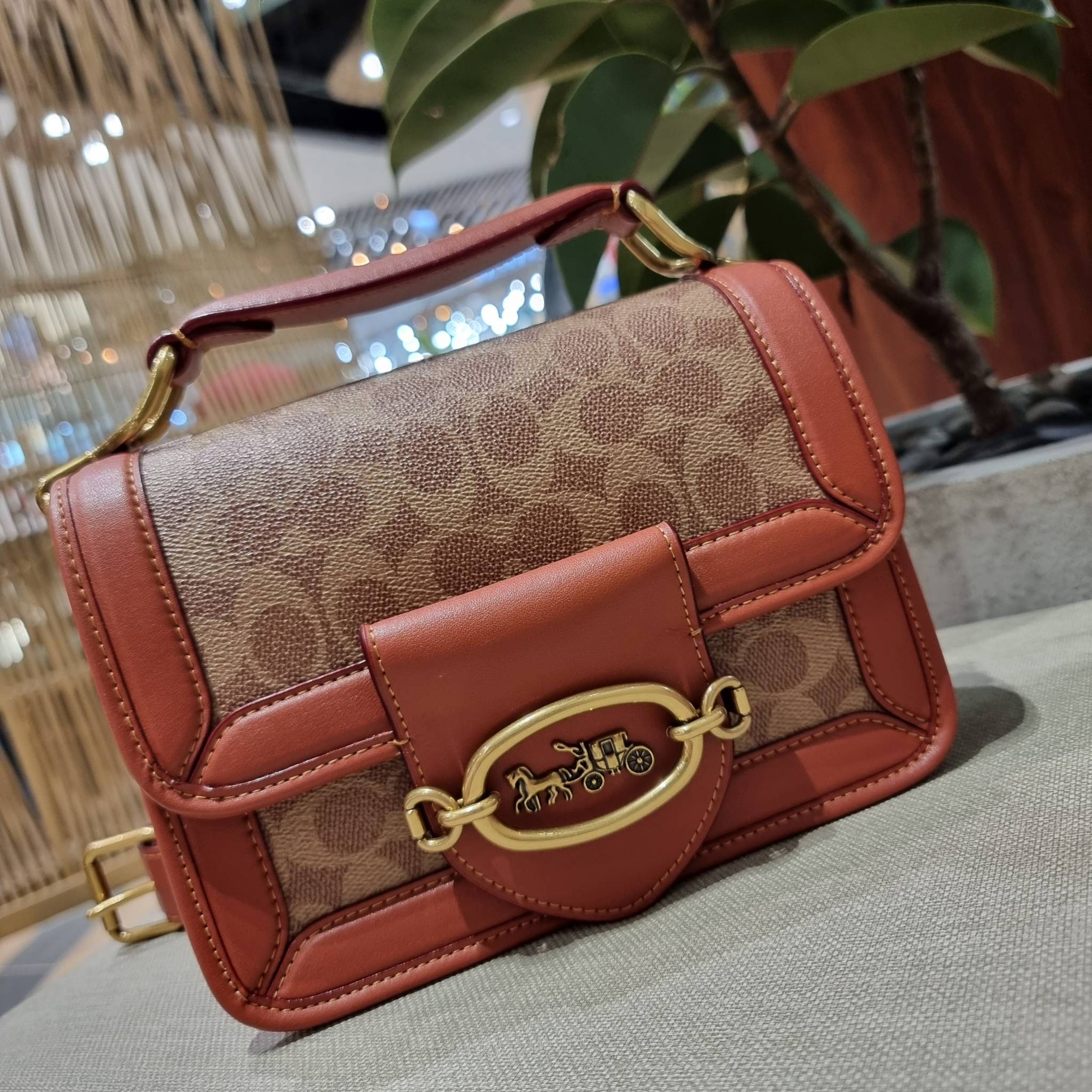 COACH C8449 HERO SHOULDER BAG / COACH C8450 HERO SHOULDER BAG IN SIGNATURE CANVAS ดีไซน์ใหม่ล่าสุด ที่มาพร้อมความหรูยกระดับ กระเป๋าถือ/สะพายข้าง ออกแบบทรงสวย คลาสสิค ขนาดกำลังพอดี ไม่ว่าจะถือ หรือสะพายสายครอส ก็ดูดีแบบไม่ต้องแต่งเติม วัสดุหนังแท้เต็มใบ ฝา