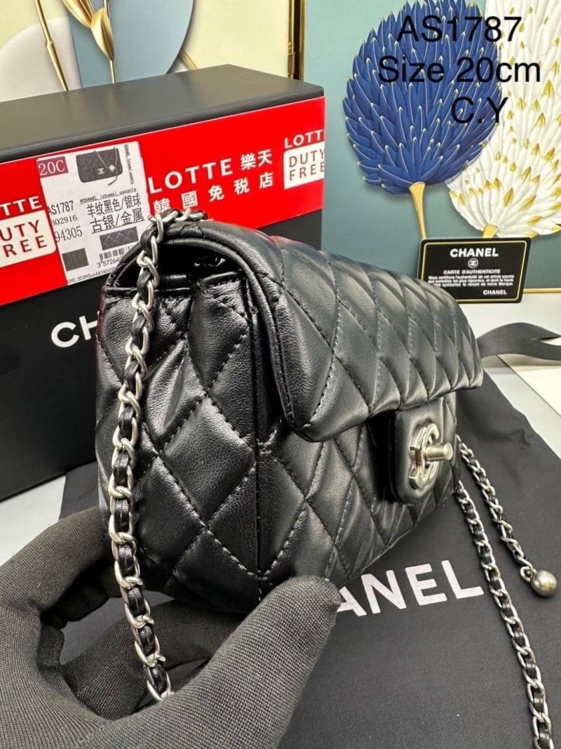 Chanel pearl crush mini flap bag กระเป๋าสะพายทรงคลาสสิก โดดเด่นด้วยอะไหล่ทรงมุกแต่งโลโก้แบรนด์ สวยหรู ดูแพง ผู้ดีมากๆ สะพายออกงานได้สวยๆเลย หรือจะสะพายไปทำงาน ไปเที่ยวก็เหมาะ จะซื้อเป็นของขวัญหรือใช้เอง ก็คุ้มค่าแน่นอนจ้า