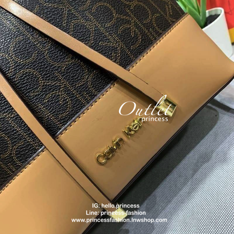 Calvin klein Bucket Logo Bag กระเป๋าสะพายทรงจีบรุ่นใหม่! ฐานกว้างตั้งอยู่ทรง วัสดุpolyester&Pvc เปิดปิดแบบหูรูด ภายในกว้างมีช่องซิปคั่นกลางระหว่างช่องหลัก2ช่อง ทั้งภายในและภายนอกคือลาย Signature แบรนด์ สายสะพายหนังปรับระดับได้ สำหรับสาวๆที่กำลังมองหากระเป