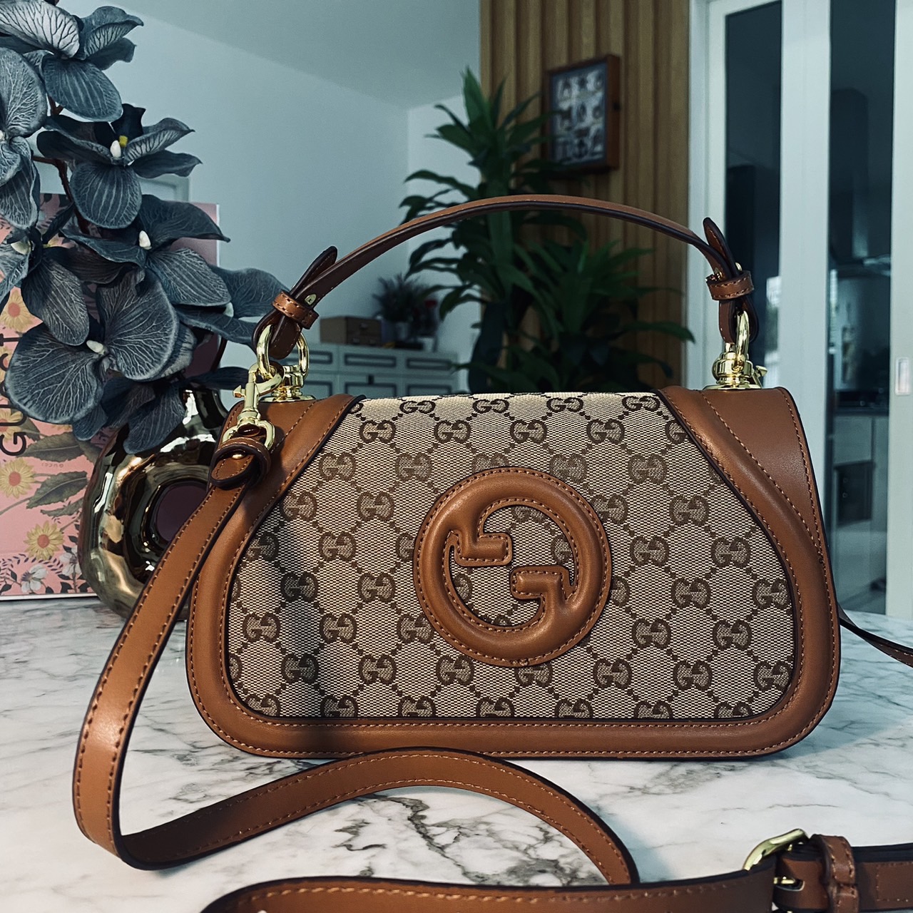 Gucci Blondie small top handle bag กระเป๋าสะพายรุ่นใหม่สุดไอคอนนิก งานหนังสวยมาก มีกลิ่นหอมอ่อนๆ เหมาะมากสำหรับของขวัญปีใหม่นี้ จะให้ตัวเองหรือให้เป็นของขวัญก็ดีงามมากๆ