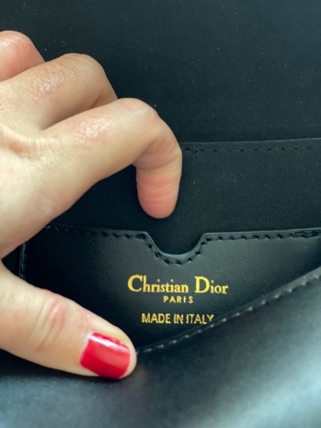 หนังแท้ DIOR BOBBY EAST-WEST BAG พร้อมส่งที่ไทย งานหนังแท้ทั้งใบเกรดออริจินอล ภาพสินค้าถ่ายจากงานขายจริง ใช้งานต่างประเทศได้ รุ่นใหม่ในฤดูกาลนี้ เพิ่มความทันสมัยให้กับซิลลูเอทของ Hobo ผ่านเส้นสายที่สง่างามและสัดส่วนที่กลมกลืนกัน สไตล์หนังลูกวัว โดดเด่นด้ว