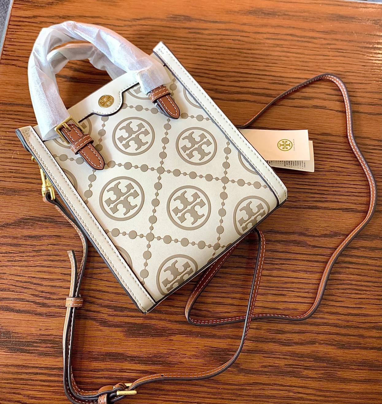 สีใหม่ล่าสุด ผู้ดีมาเลยยจ้าา จำนวนจำกัด! TORY BURCH T MONOGRAM CONTRAST EMBOSSED MINI TOTE 🥂พร้อมส่ง มาอัพลุคให้ดูดีไปพร้อมๆกัน กับกระเป๋าทรงTote ที่ไม่ว่าวันไหนๆ ใบนี้เอาอยู่เลยค่ะ