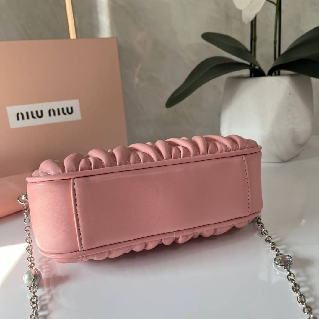 MIU MIU matelasse nappa leather shoulder bag กระเป๋าสะพายข้าง สายสะพายประดับไข่มุกและคริสตัล ให้ความละมุม ลุคคุณหนูน่ารักสุดๆคะ