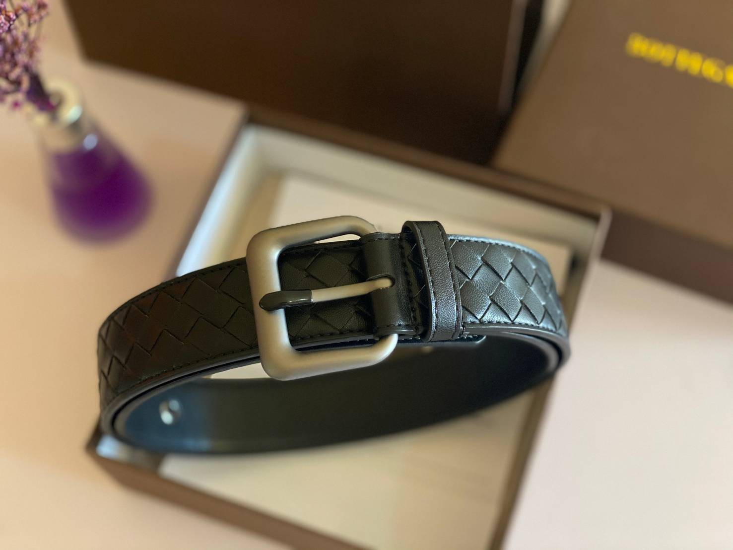 VIP 】♥️ BOTTEGA VENATA BELT เข็มขัดสุดหรูงานหนังแท้ ดีไซน์สุดคลาสสิคสไตล์ พร้อมส่ง 3 สี ภาพสินค้าถ่ายจากงานขายจริง สวยมากค่ะ หนังคุณภาพดีมาก เข้าได้กับทุกลุ๊คสไตล์การเเต่งตัว สวยหรูดูดีมีระดับ ไอเท็มนี้แนะนำเลยค่ะ!