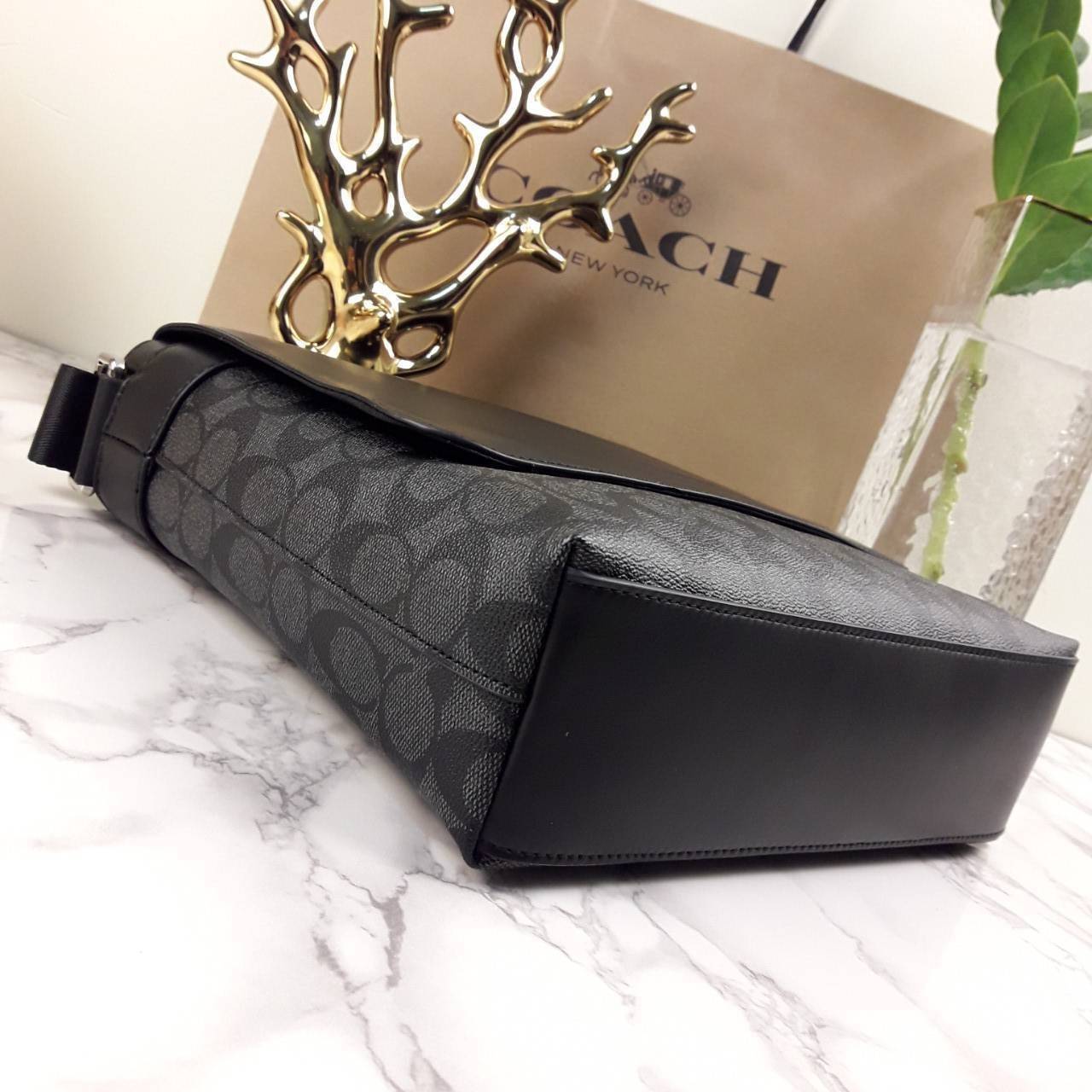 COACH CHARLES SMALL MESSENGER IN SIGNATURE (F54771)🌲ทั้งหล่อ ทั้งเท่มากๆขนาดนี้ ไม่ควรพลาด !! //สะพายข้างใบใหญ่ Unisex ใช้ได้ทั้งชายและหญิง // วัสดุแคนวาส ผสมหนังแท้อย่างดี อยู่ทรงสวย คุณภาพสุดๆ ฝาเปิดกระเป๋า ล็อคด้วยตัวล็อคแม่เหล็ก แน่นหนามากๆ ช่