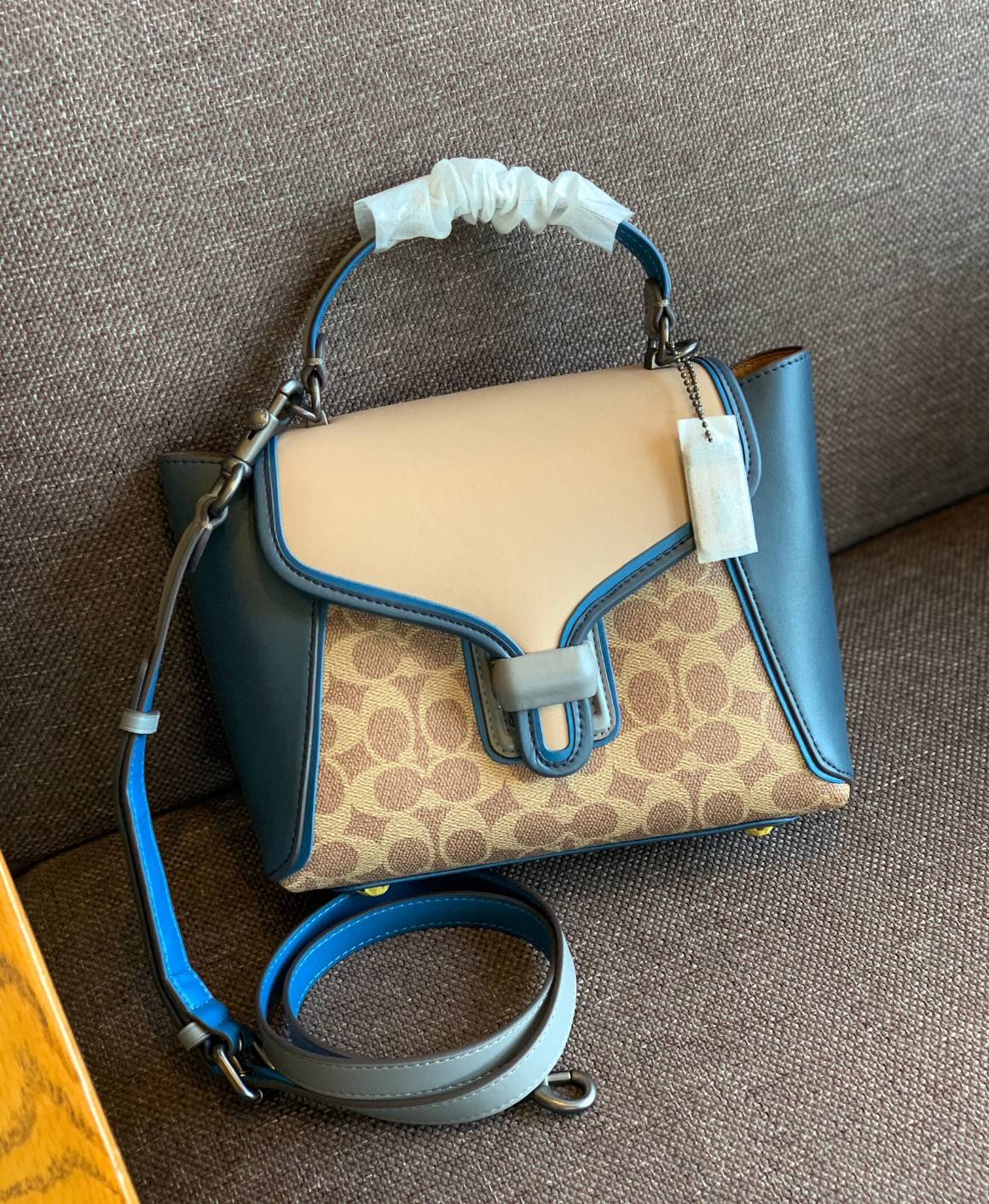 COACH COURIER CARRYALL 23 IN COLORBLOCK SIGNATURE CANVAS พร้อมส่ง 7 แบบ พร้อมส่ง ลุคดูไฮสุดๆค่ะ! กระเป๋าสะพายหนังหรูหราและคลาสสิค หนังแท้ชั้นดีที่สุด น้ำหนักเบา หนังสวยมากก สัมผัสแล้วหลงรักแน่นอนจ้าา😘