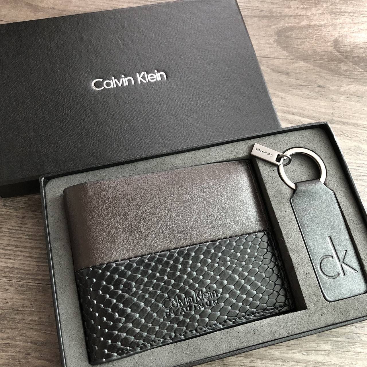 Calvin Klein Short Wallet with Key Set กระเป๋าสตางค์ใบสั้น Set สุดคุ้ม จะมอบให้เป็นของขวัญหรือใช้เองก็แนะนำค่ะ