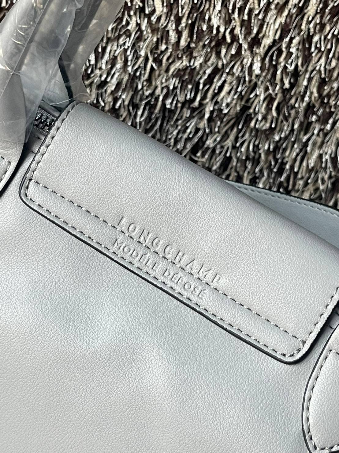 Longchamp Le Pliage Cuir Top handle bag S เรียกว่าเป็นกระเป๋าอีกหนึ่งรุ่นที่ไม่ว่ายังไงก็ฮอตฮิตและติดเทรนด์ตลอดไม่เคยเปลี่ยนกับ ทรง Le Pliage Cuir หนึ่งในตระกูลกระเป๋าสุดไอคอนิกจากแบรนด์