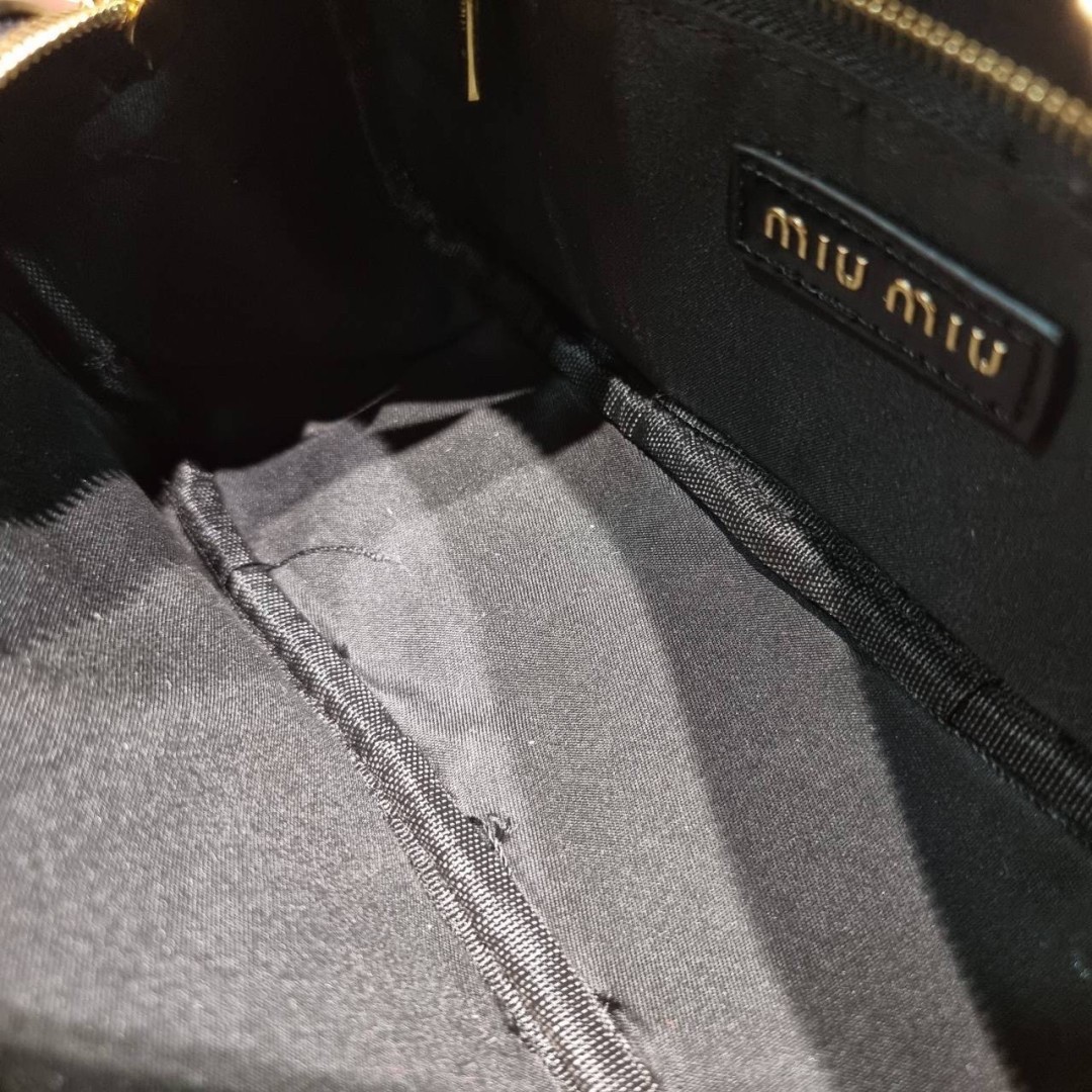 MIU MIU ARCADIE METELASSE LEATHER BAG กระเป๋าถือ/สะพายสุดชิค คุ้มมากไม่อยากให้พลาดน้า เกรดไฮเอน ใช้งานต่างประเทศได้
