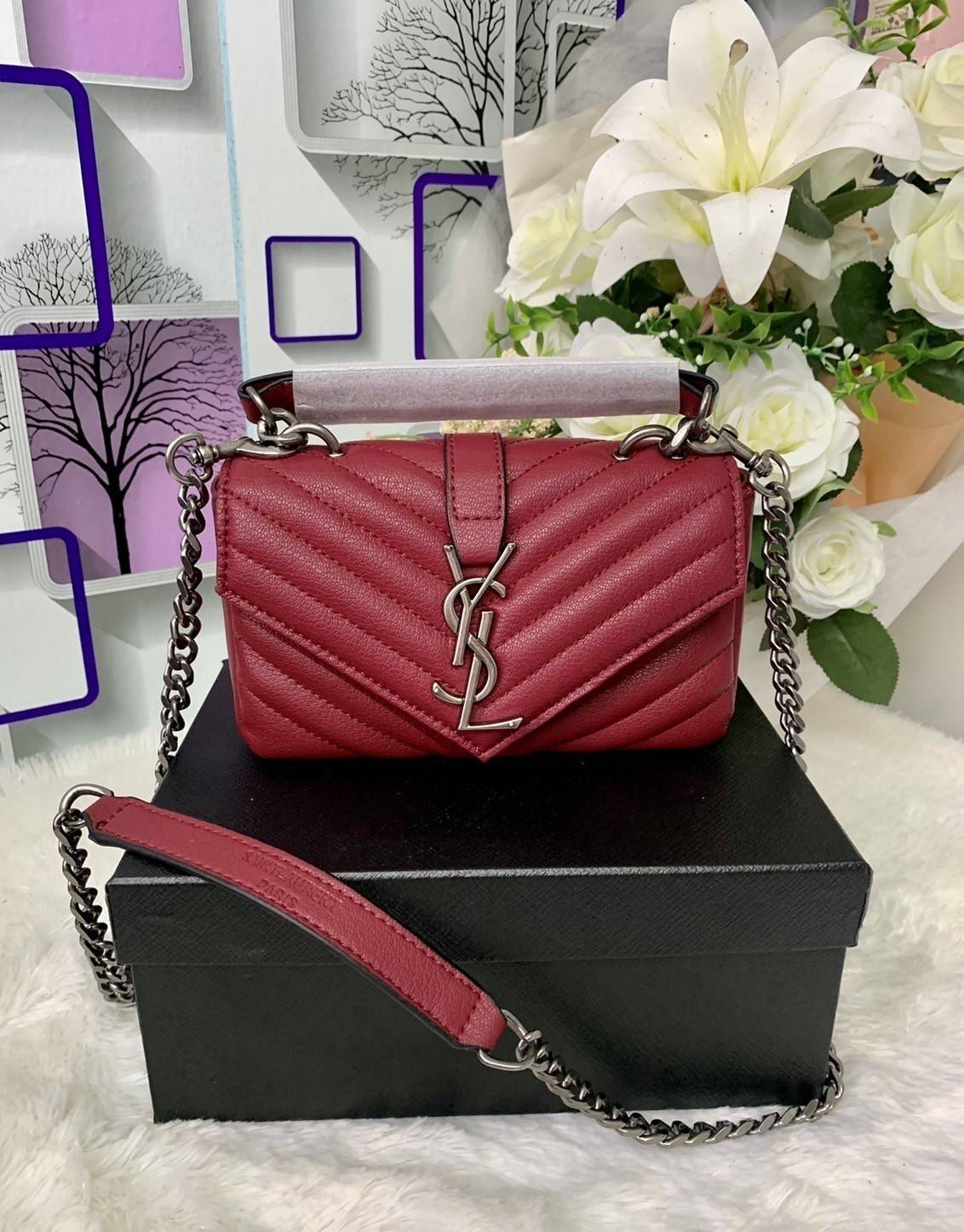 VIP 】SAINT LAURENT CLASSIC BABY COLLEGE MONOGRAM CHAIN BAG IN BLACK MATELASSE LEATHER VIP GIFT WITH PURCHASE (GWP) พรีเมี่ยมกิ้ฟ Limited Edition จาก YSL DUTY FREE COUNTER กระเป๋าสะพายรูปทรงน่ารัก ดีไซต์มาใหม่สำหรับสาวก SAINT LAURENT มีหูจับเกร๋ๆ ที่ด้านบน