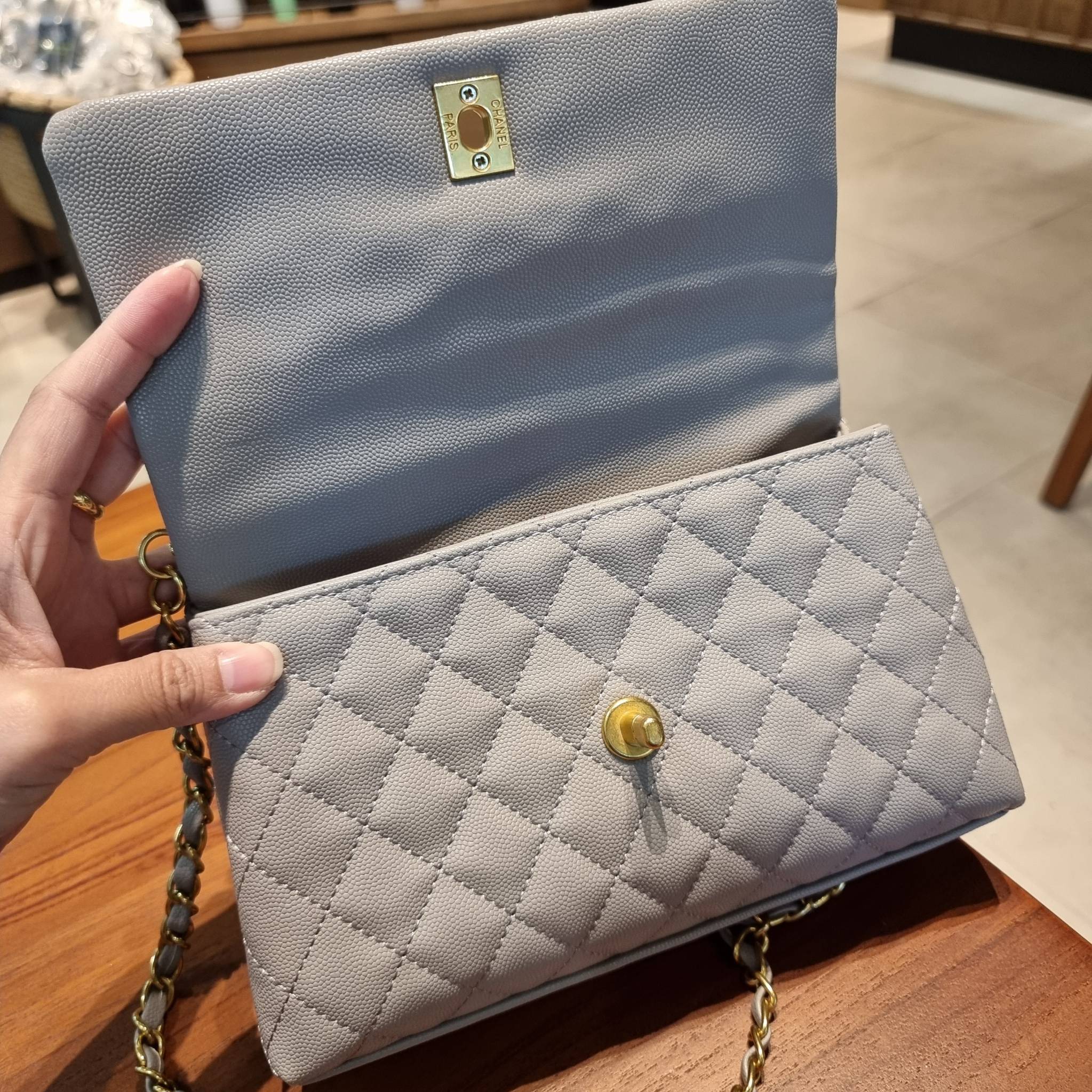 VIP 】รุ่นยอดฮิตตลอดกาล ไซส์กำลังสวย!! จากแบรนด์ Chanel กระเป๋าถือ/สะพาย หนังลายคาเวียร์ โลโก้เด่นชัด เปิด-ปิดกระเป๋าด้วยตัวบิดล็อค อะไหล่สีทองหรู ทรงสวยผู้ดี ภายในกระเป๋ามีช่องโล่งกว้างจุของได้พอสมควร มีช่องซิปแบ่งสัดส่วน ด้านหลังมีช่องเก็บของจุกจิกอีก 1 