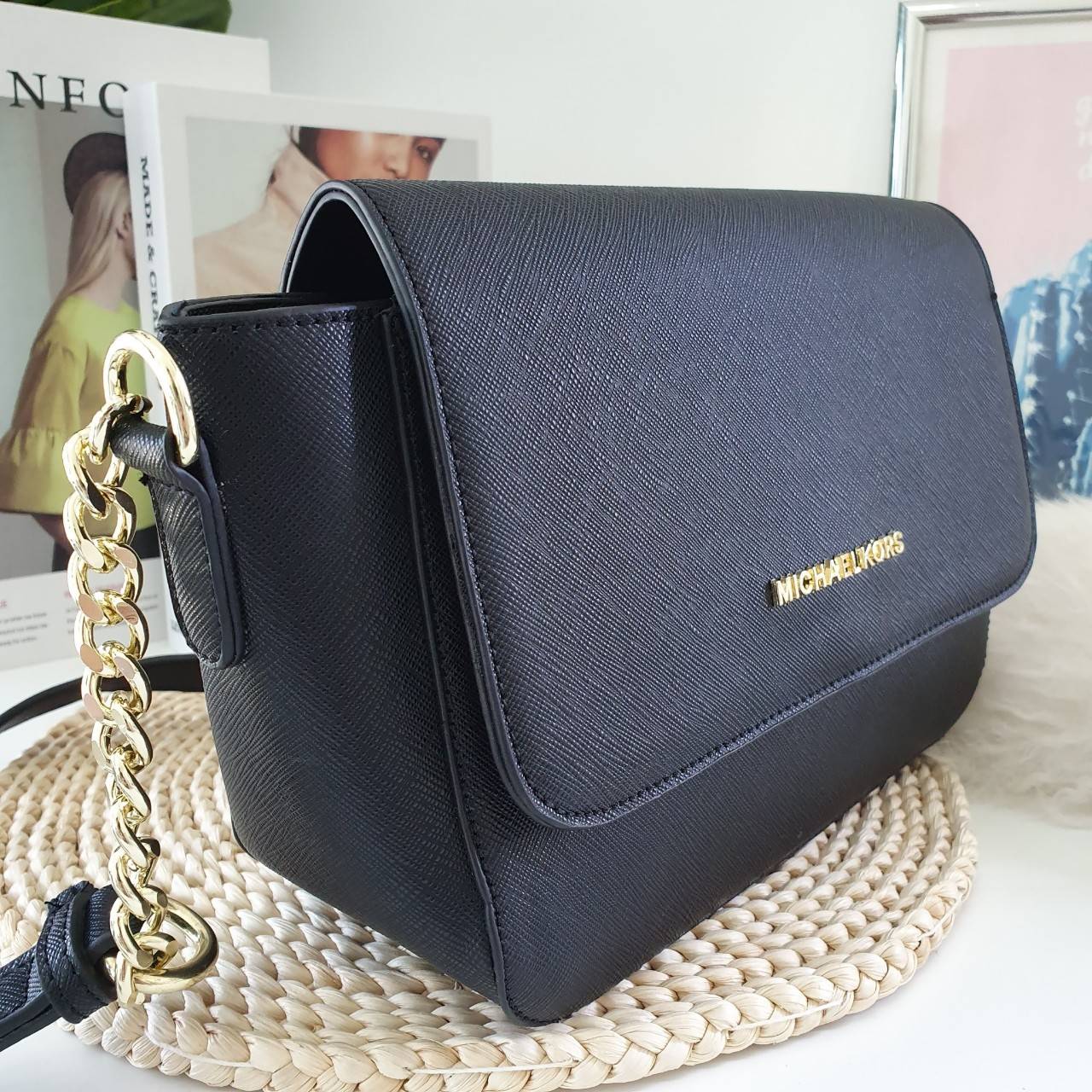 Michael Kors Crossbody Bag กระเป๋าสะพายแบบ crossbody หนังลาย saffiano เปิดปิดด้วยซิปแบรนด์ อะไหล่ทอง ด้านหน้าประดับโลโก้ โลหะแบรนด์ ด้านในบุผ้าแบรนด์สวยหรู น้ำหนักเบา มีช่องซิปใส่ของจุกจิกและช่องใส่มือถือ มาพร้อมสายสะพายยาวโซ่ทอง+หนัง ปรับได้หลายระดับ ขนา