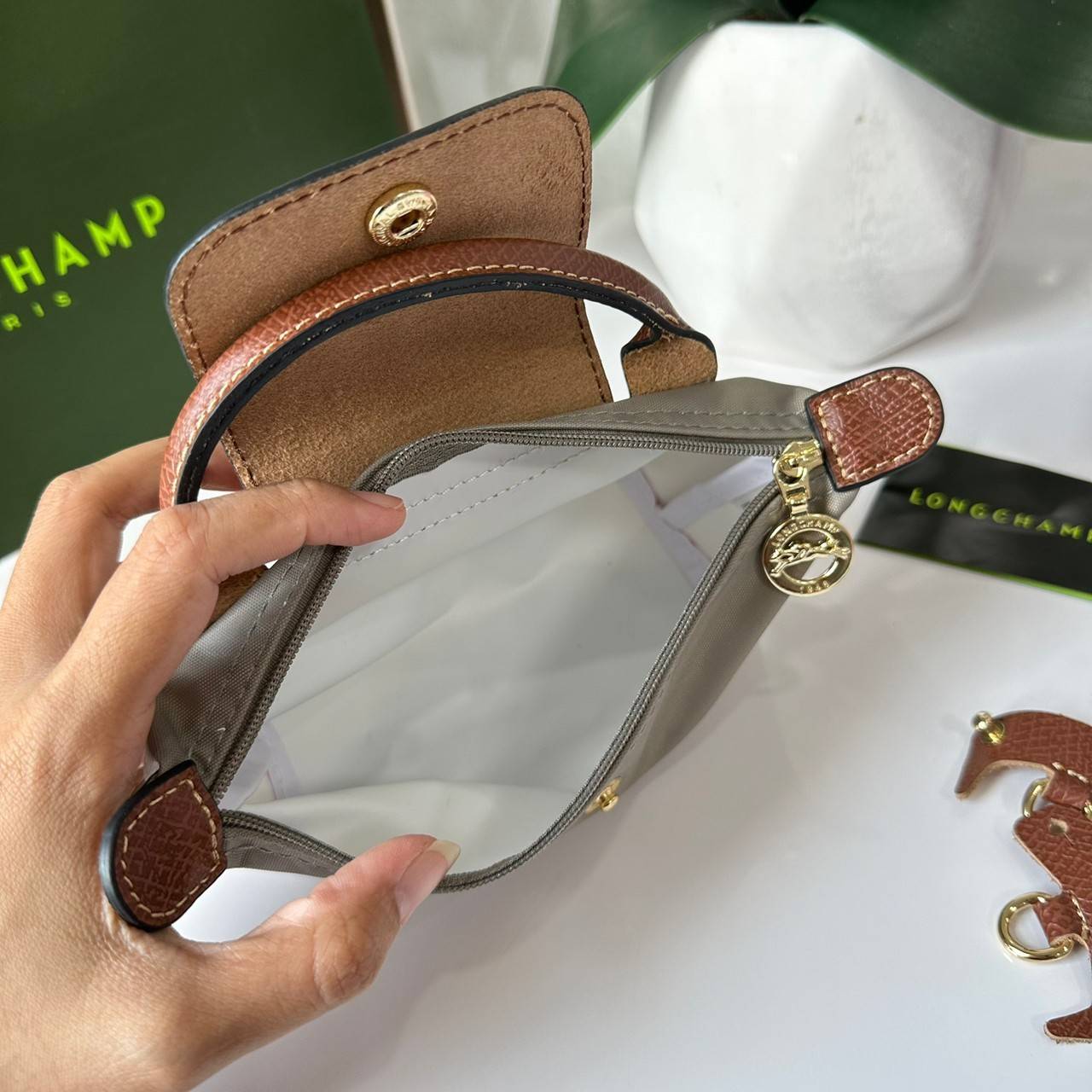 LONGCHAMP LE PLIAGE ORIGINAL Pouch with handle กระเป๋าใบเล็กขนาดกระทัดเหมาะกับใส่ของจำเป็นจุกจิก กันน้ำได้ พร้อมส่ง