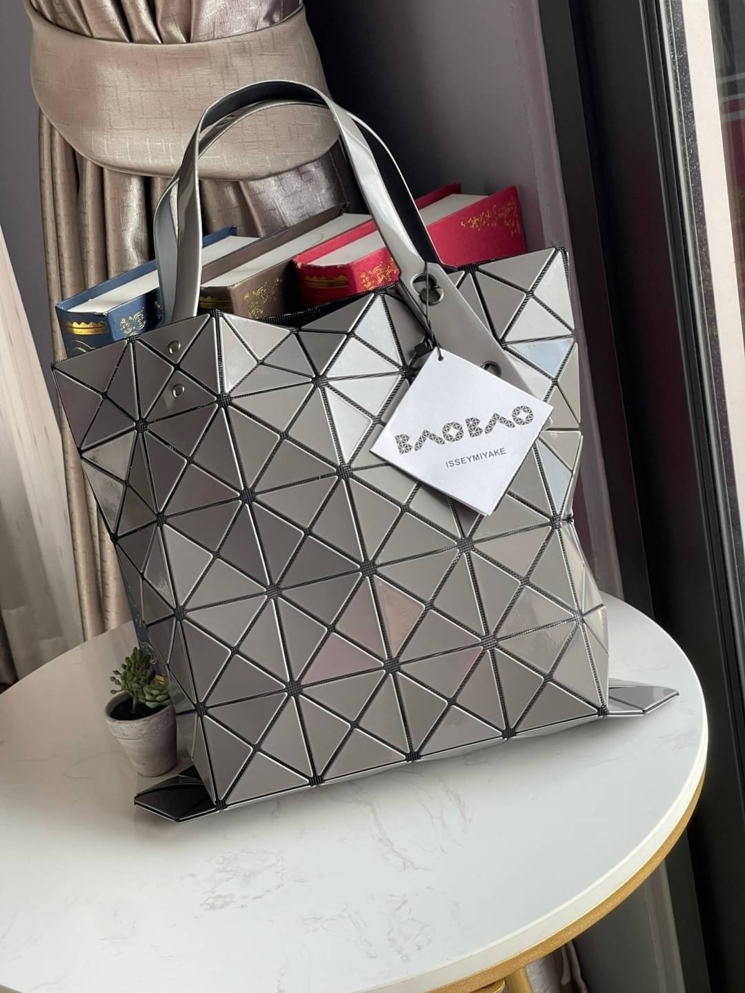 Baobao Issey Miyake 6x6 กระเป๋า Tote รุ่นนี้ถือว่าเป็นกระเป๋า Tote ไซส์กลางที่เหมาะกับการพกพาสิ่งของที่จำเป็นในทุก ๆ วัน มาพร้อมสายที่สามารถปรับได้ทั้งสองสาย และมีช่องใส่ของช่องเล็กด้านใน 1 ช่อง จุของได้เยอะแถมยังทนทาน ใช้เป็น Everyday Bag ได้เลยคะ พกพาสะ