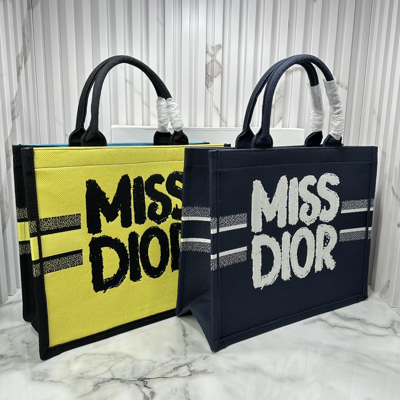 ORI หนังแท้ | ORI หนังแท้ | Dior BookTote Yellow-Blue Miss Dior Embroidery Tote Bag กระเป๋าทรงโท้ทคอลใหม่ โทนสีสดใสคลาสสิก สวยงามและหรูหรา