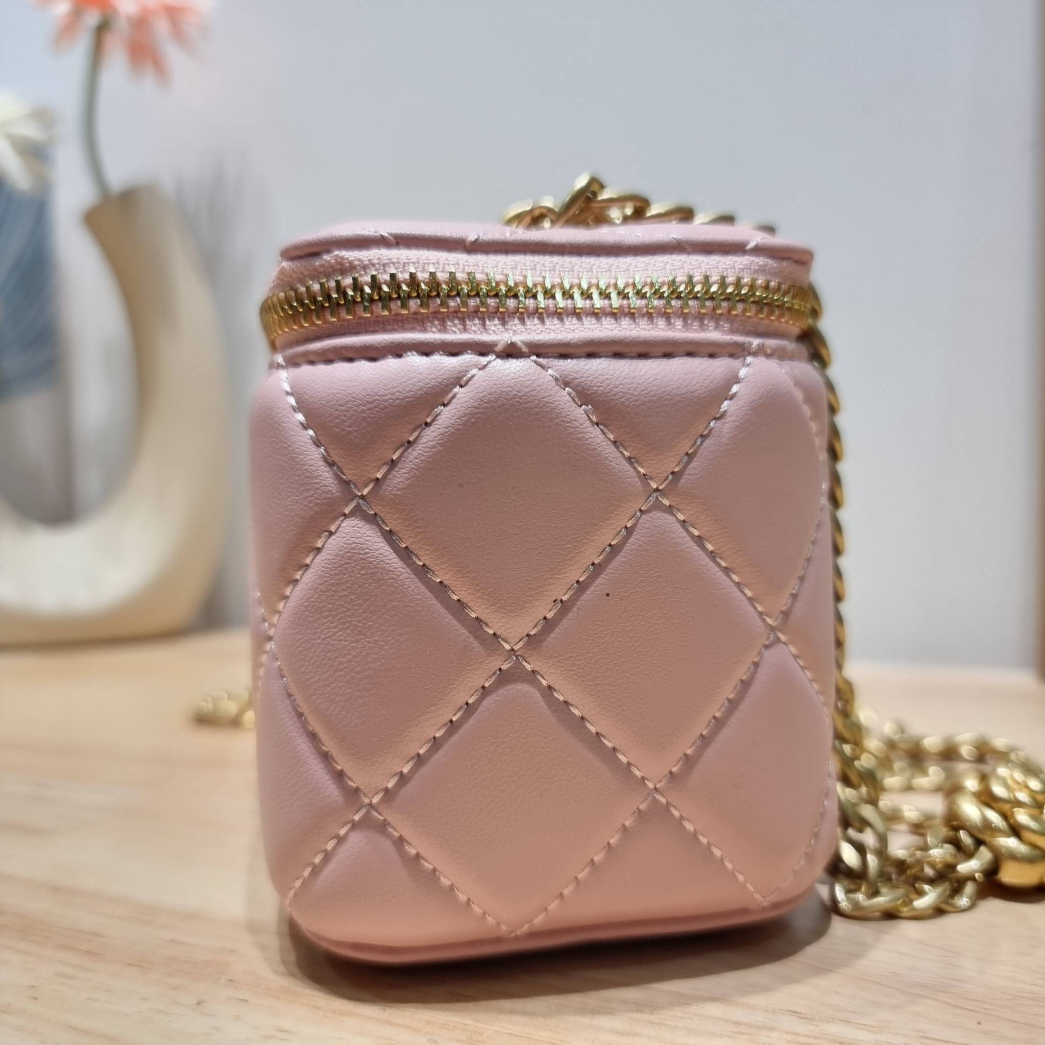 Chanel camellia vanity case bag พลาดไม่ได้เลยกับคอลสุดแซ่บ ดีไซน์ใหม่ 2023 นอกจากความคลาสสิคของรูปทรง ตัวอะไหล่ก็ยังปรับเพิ่มดีเทลความหรู ด้วยการใช้รูปดอกคามิเลียเอกลักษณ์มาเป็นตัวชูความแพง