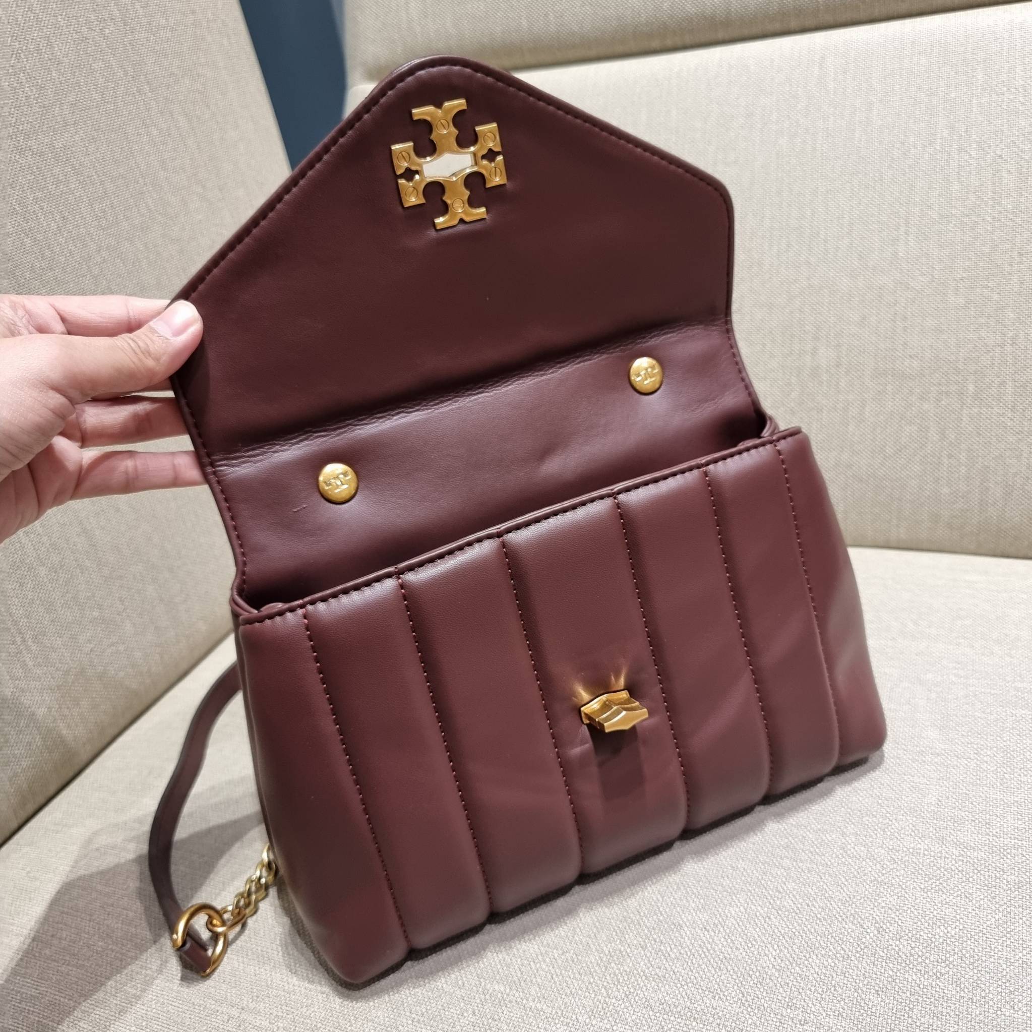 TORY BURCH KIRA QUILTED SMALL SATCHEL มาแล้วด่วนๆ!! กับคอลที่ปังไม่ไหว พร้อมเสิร์ฟสีคลาสสิค กระเป๋าถือ/สะพาย ทรงสวย สะพายคล่องตัว หนังแท้ ดีไซน์บุนวม เส้นคมสวยหรู วัสดุหนังแกะ สัมผัสดีงาม นิ่มมือ เปิด-ปิดด้วยอะไหล่บิดล็อค ภายในเป็นช่องโล่ง มีช่องซิป ใส่ขอ