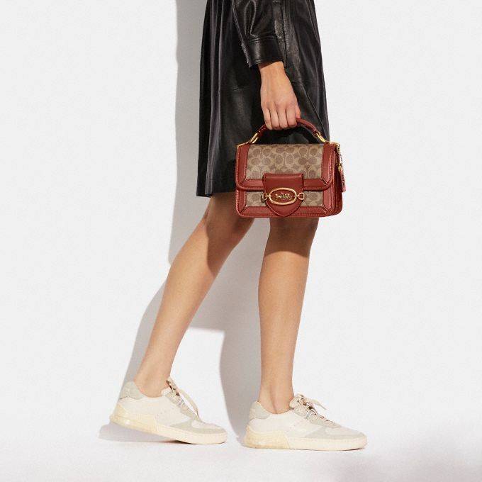 COACH C8449 HERO SHOULDER BAG / COACH C8450 HERO SHOULDER BAG IN SIGNATURE CANVAS ดีไซน์ใหม่ล่าสุด ที่มาพร้อมความหรูยกระดับ กระเป๋าถือ/สะพายข้าง ออกแบบทรงสวย คลาสสิค ขนาดกำลังพอดี ไม่ว่าจะถือ หรือสะพายสายครอส ก็ดูดีแบบไม่ต้องแต่งเติม วัสดุหนังแท้เต็มใบ ฝา