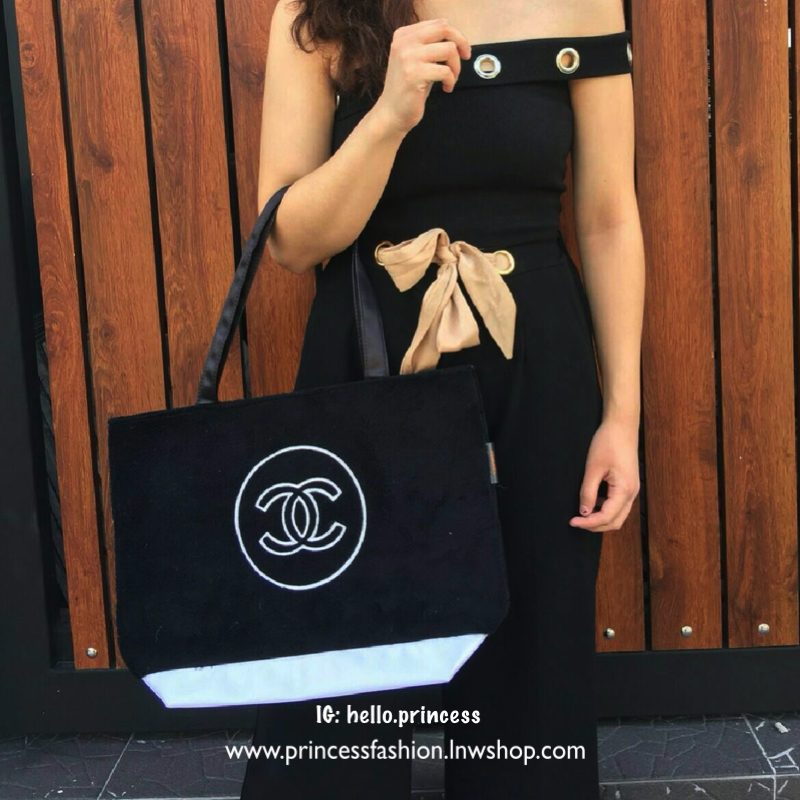 New Arrival !! CHANEL TOTE BAG กระเป๋าทรง SHOPPING BAG ใบใหญ่ ขนนิ้มนิ่ม จากงานพรีเมี่ยมกิ้ฟ ของแถมจากน้ำหอม จากแบรนด์ CHANEL เนื้อกระเป๋าทำจากขนเทียม ผิวสัมผัสฟูนิ่ม ตกแต่งด้วยผ้าไนลอนด้านท้ายวางได้กันน้ำ!! ปักโลโก้แบรนด์ ด้านในเปิดปิดด้วยกระดุม บุผ้าซับ