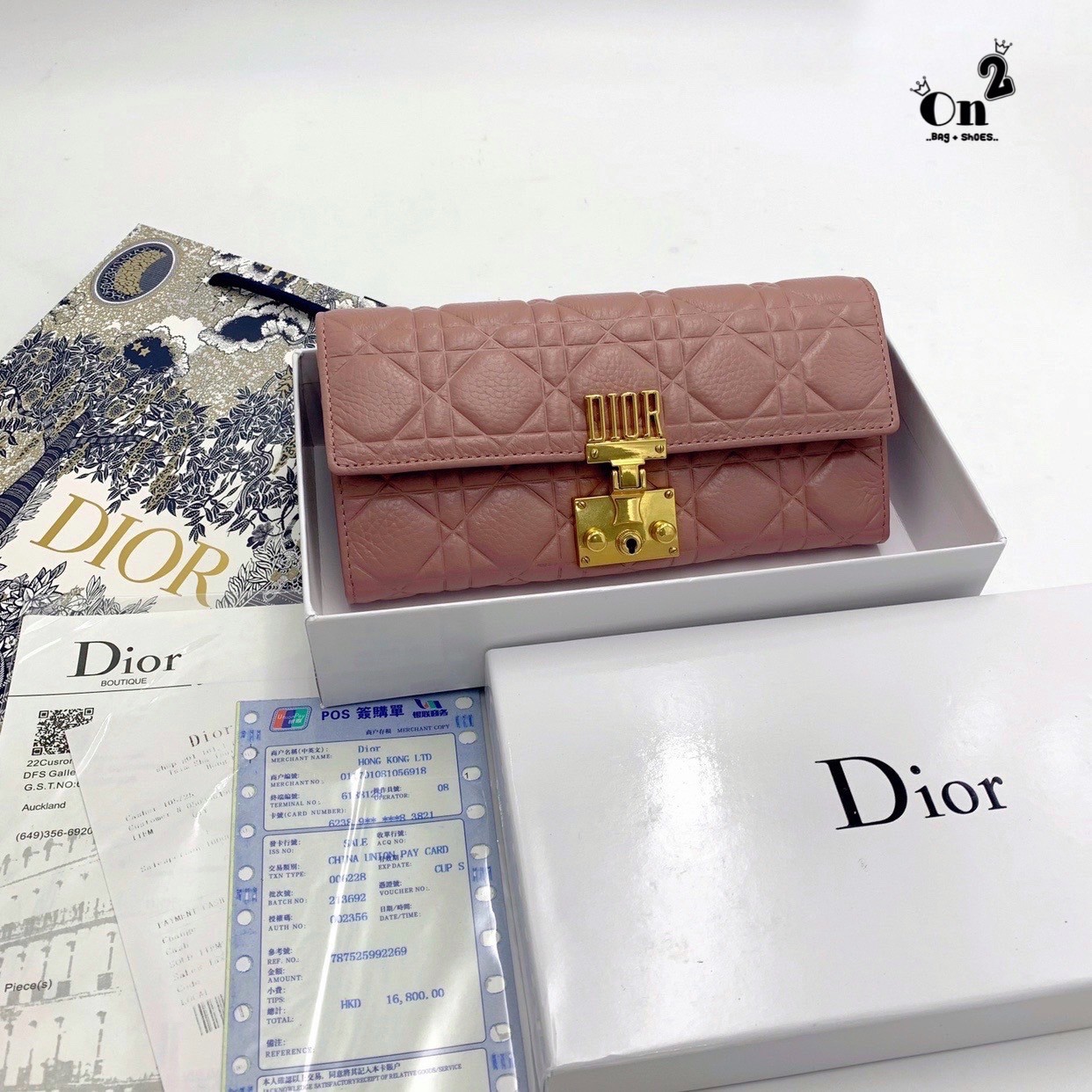 Dior Long Wallet กระเป๋าสตางค์ใบยาวทรงคลัช งานสวยหนังนิ่มมาก มาพร้อมอะไหล่สีทองหรูหรา ด้านในมี 3 ช่องใช้งาน งานจริงคือสวยมาก มาให้สาวๆเลือกใช้กัน 3 โทนสี ราคาดีย์มากกน้าาา