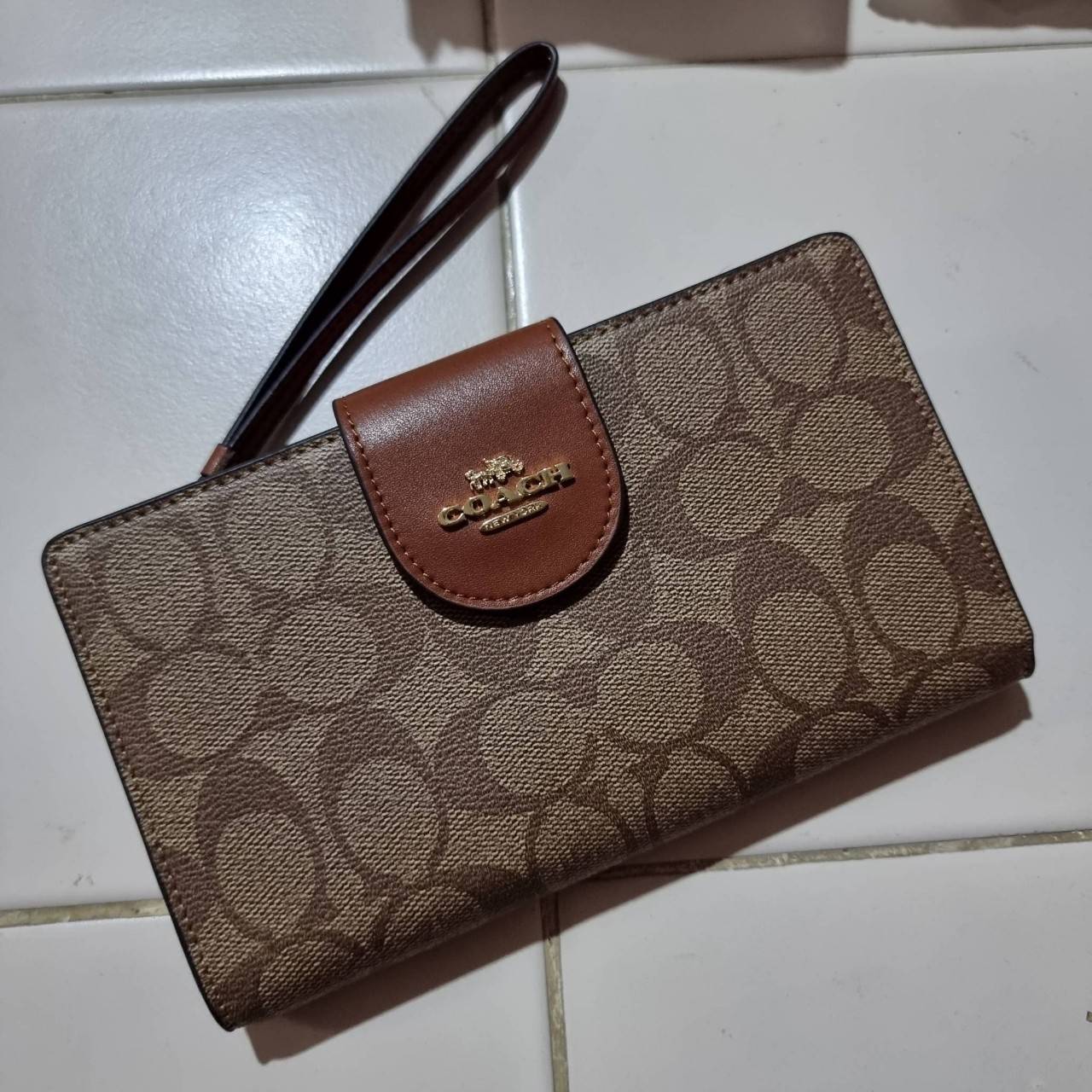 พร้อมส่ง 7 สี COACH C2874 TECH WALLET IN COLORBLOCK SIGNATURE CANVAS จัดให้สีใหม่ก่อนใคร!! ดีไซน์ใหม่ คอลเลคชั่นสวยหรู กระเป๋าสตางค์พร้อมสายคล้องมือ ง่ายต่อชีวิตมากจ้า!! มันดีอะไรเบอร์นี้ ใส่ได้ทั้งบัตร และโทรศัพท์ก็ใส่ได้ทุกรุ่น แถมยังมีช่องซิปแยกไปอีก ช