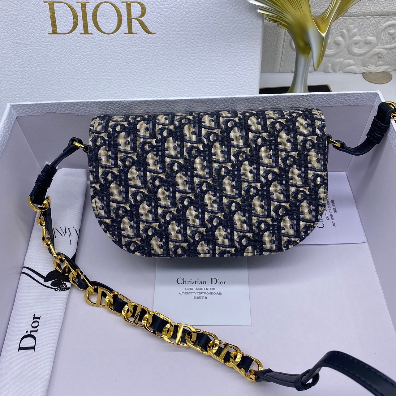 DIOR CD Signature Bag with Strap / CD OVAL CAMERA BAG / Dior Camera Bag ดีไซส์ใหม่ล่าสุด บ่งบอกถึงความหรู แต่ใช้งานได้โอกาส ใช้ได้ทั้งชายหญิง กระเป๋าสะพายทรงกล้อง ขนาดกะทัดรัด ไซส์สะพายคล่องตัว สีผู้ดีมากๆ